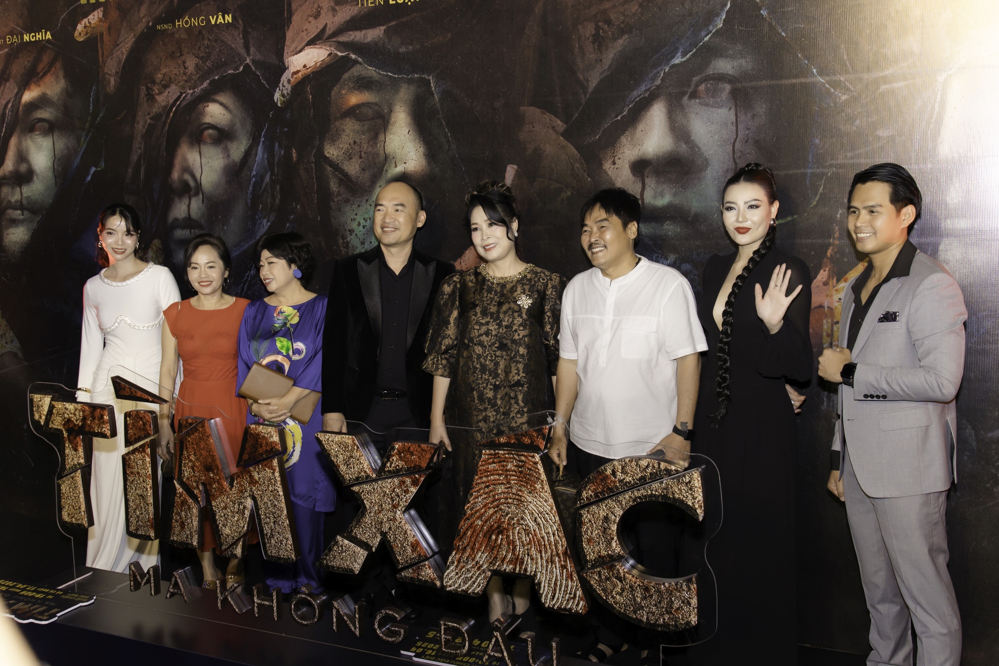 Clip hot: 1 sao nữ Vbiz bỏ chạy khỏi thảm đỏ khiến cả ekip nháo nhào- Ảnh 14. Clip hot: 1 sao nữ Vbiz bỏ chạy khỏi thảm đỏ khiến cả ekip nháo nhào- Ảnh 14.