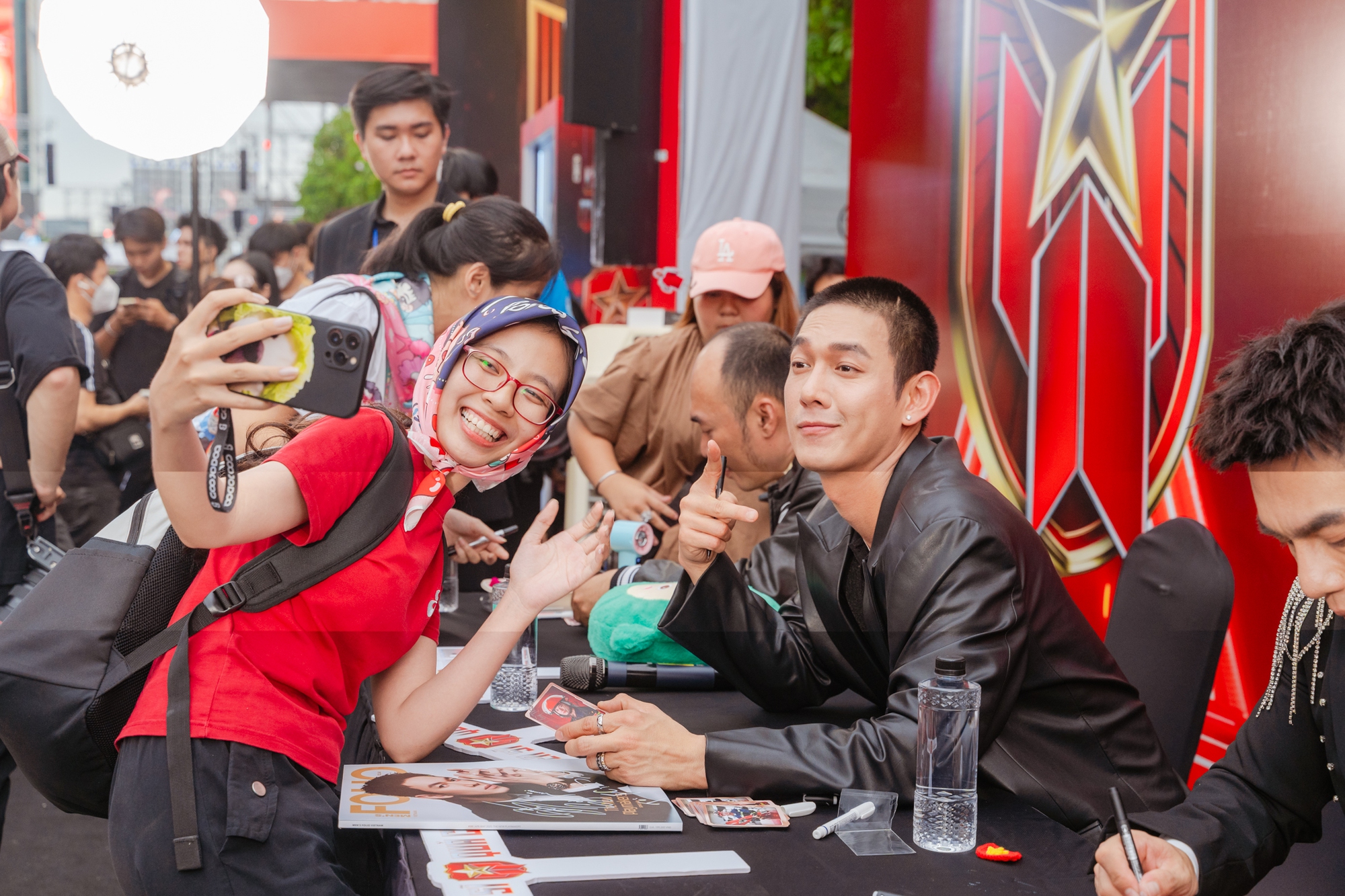 Mỹ nam top 1 visual Vbiz bất ngờ cạo đầu, ngoại hình gây sốc giữa sự kiện- Ảnh 1.