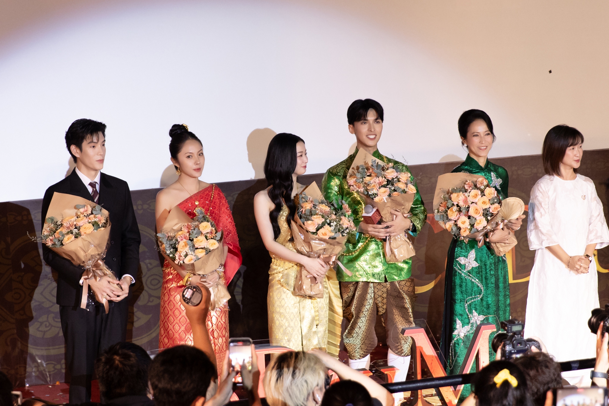 Đám cưới đang viral khắp MXH: Cô dâu đẹp đến nghẹt thở, chú rể là thiếu gia siêu giàu thấy mà ham- Ảnh 1.