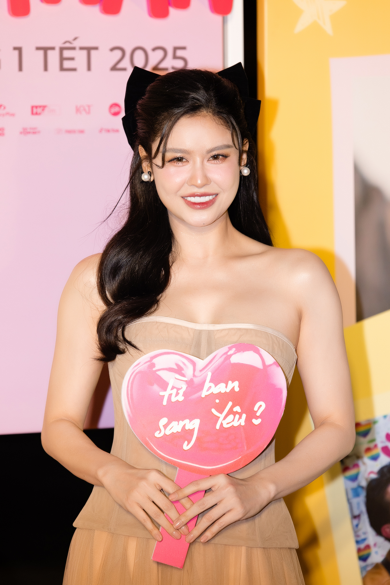 Thảm đỏ hot nhất hôm nay: Trấn Thành gây sốt vì