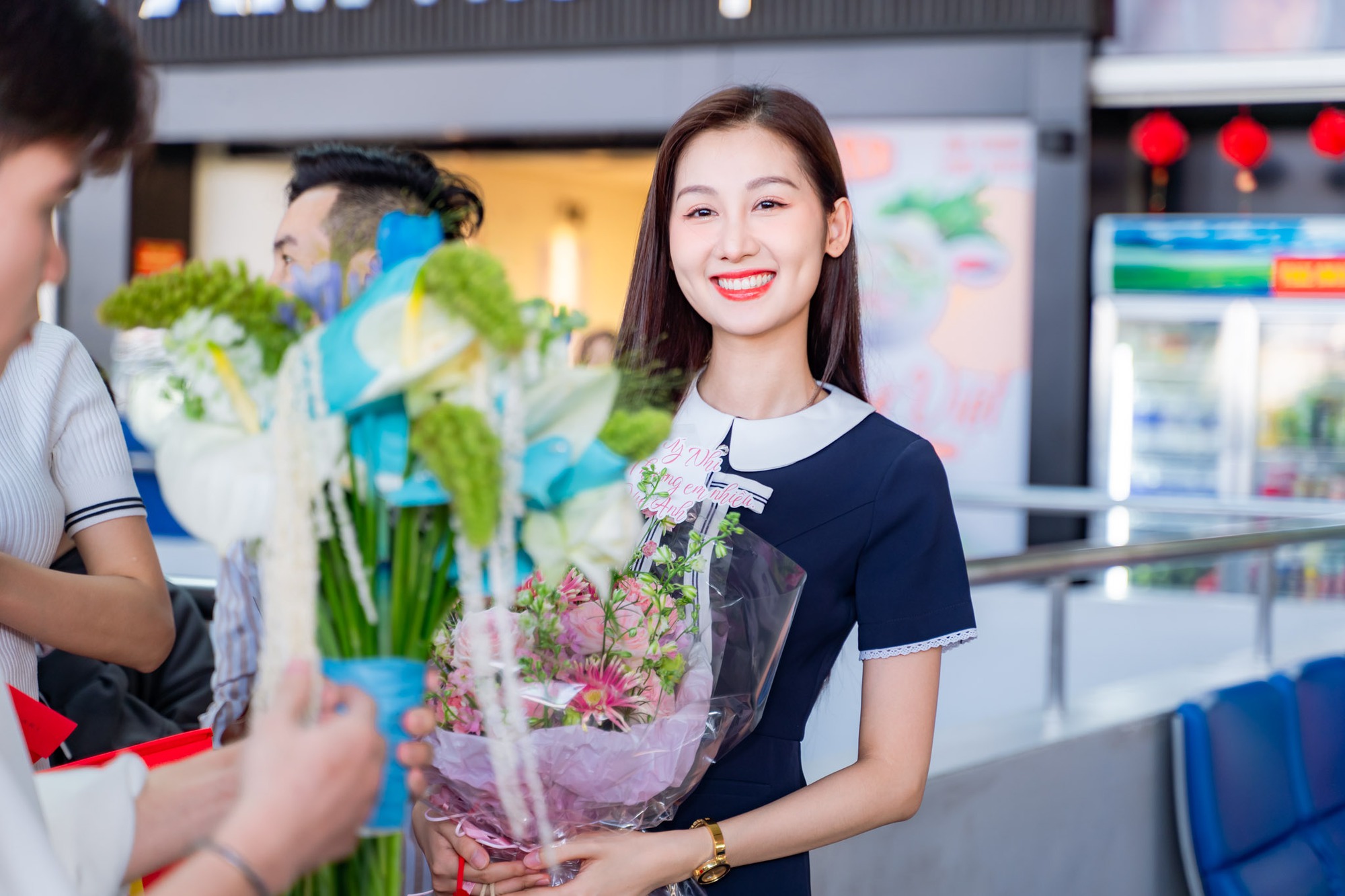 Hoa hậu Ý Nhi lên đường đến Miss World: Bạn trai vắng mặt, bật khóc nức nở khi nhìn thấy một mỹ nhân!- Ảnh 8.