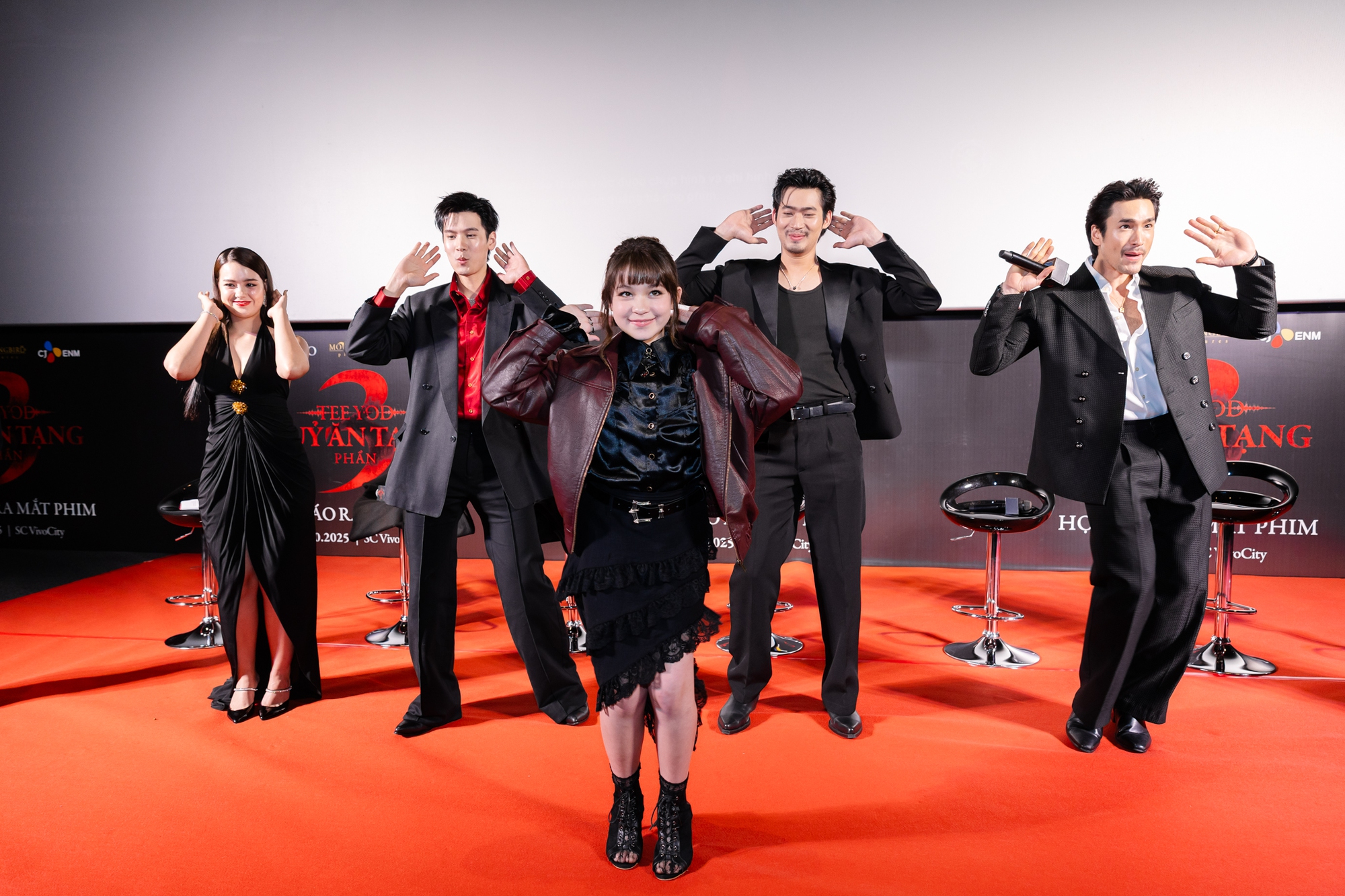 Clip hot: Nam thần Thái Lan đẹp quá mức chịu đựng khi tới Việt Nam, bắt trend nhạc Việt bùng nổ MXH- Ảnh 5. Clip hot: Nam thần Thái Lan đẹp quá mức chịu đựng khi tới Việt Nam, bắt trend nhạc Việt bùng nổ MXH- Ảnh 5.