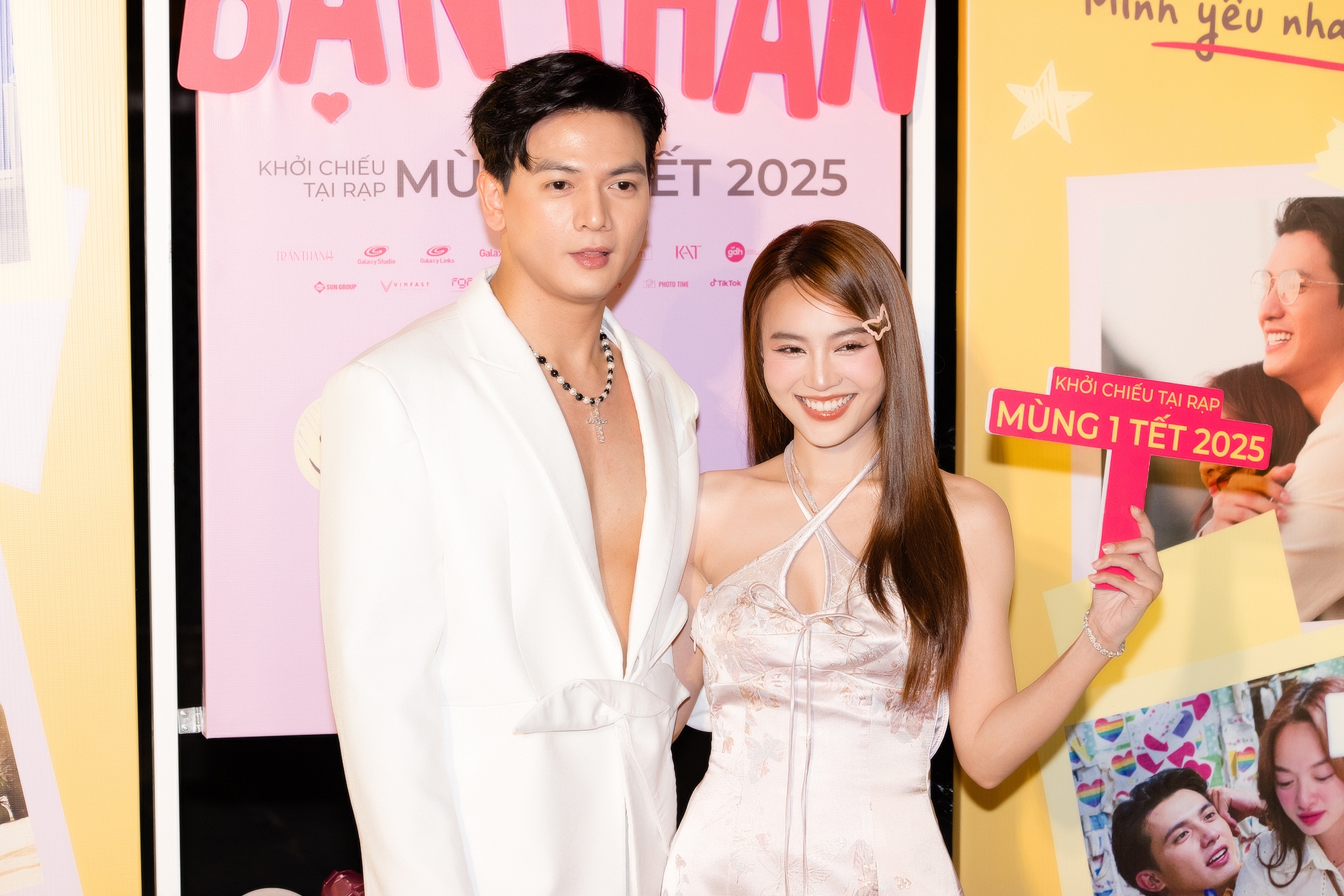 Thảm đỏ hot nhất hôm nay: Trấn Thành gây sốt vì