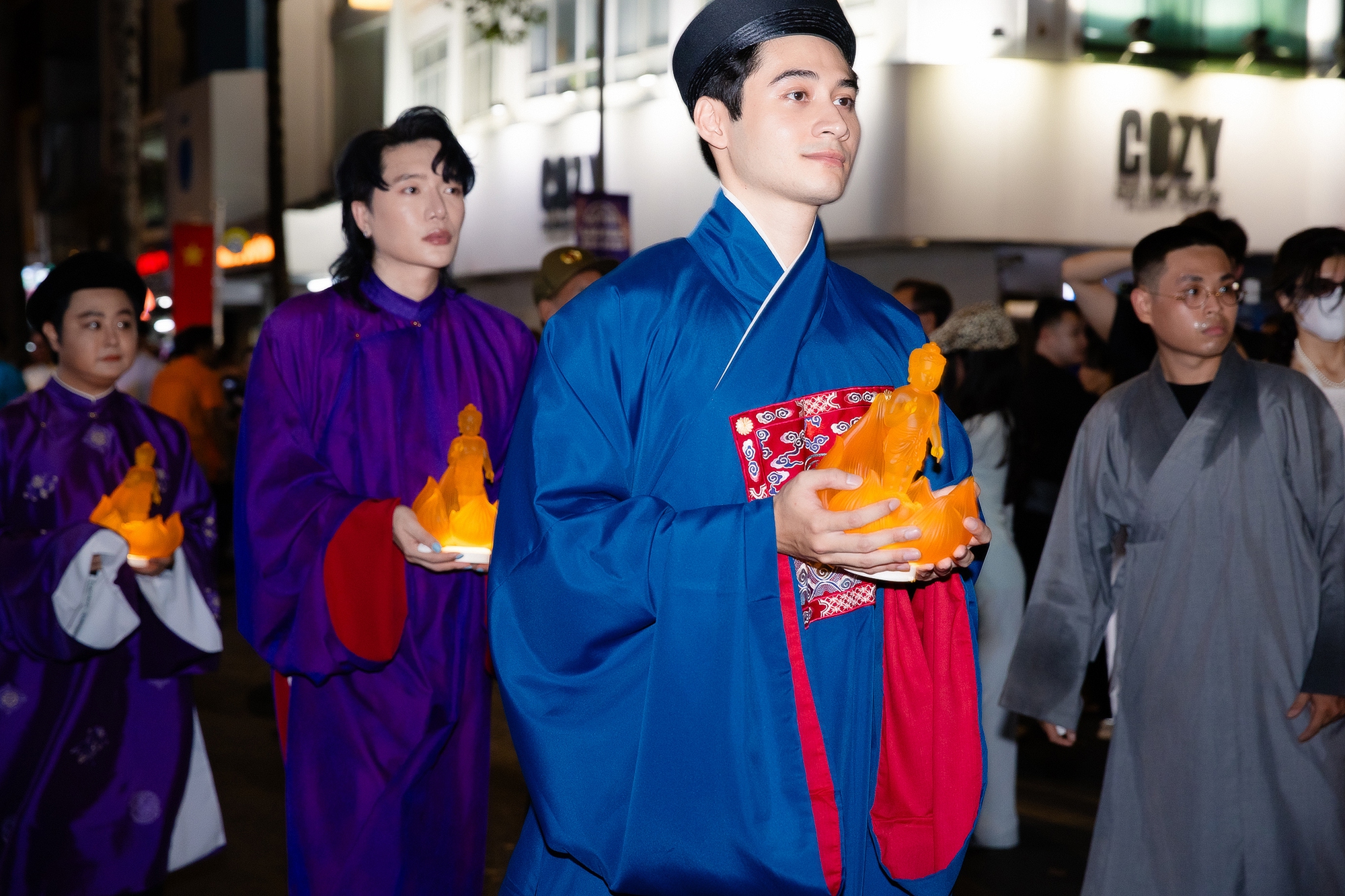 Hoa hậu Tiểu Vy bị tóm cận visual