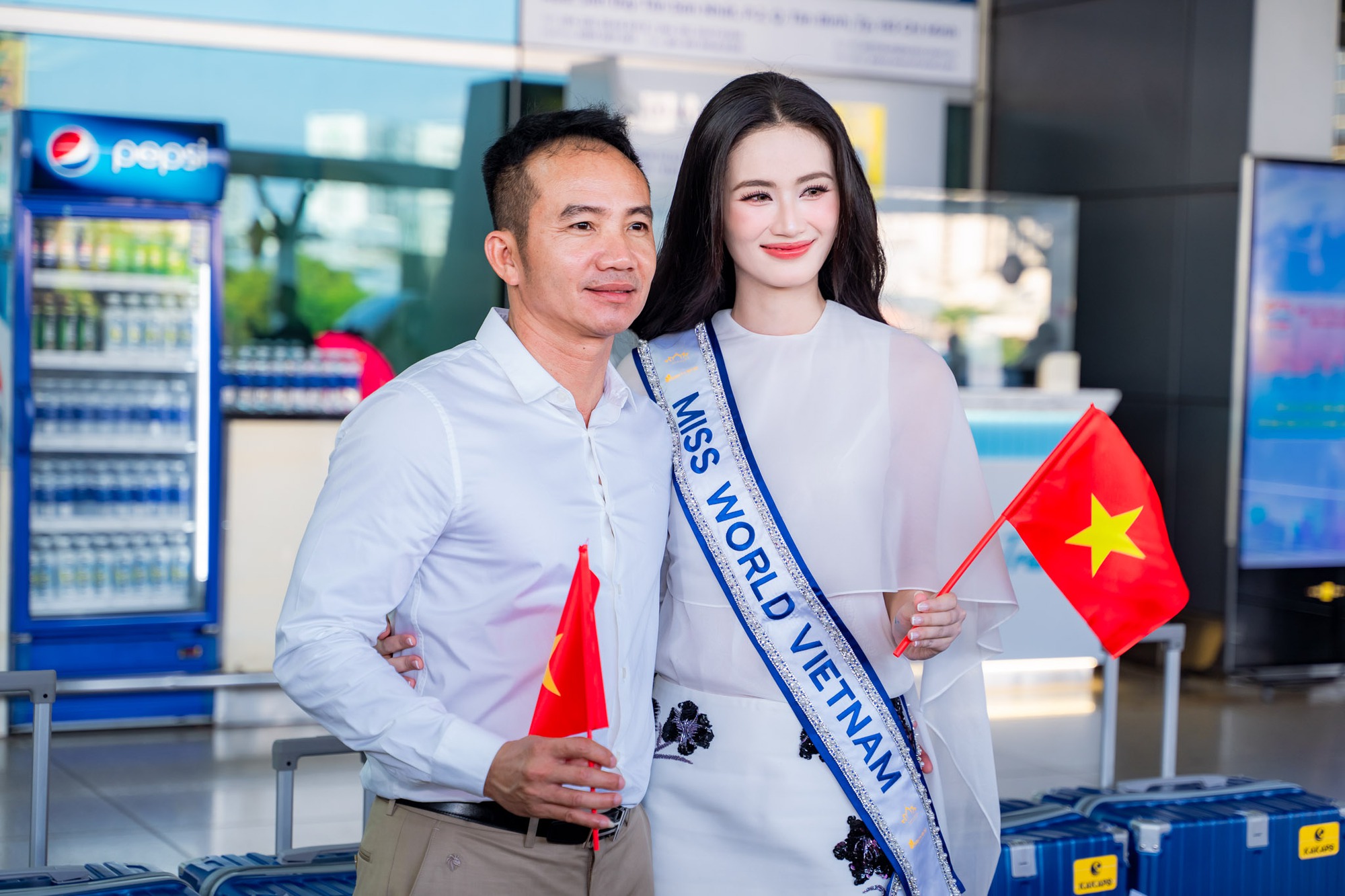 Hoa hậu Ý Nhi lên đường đến Miss World: Bạn trai vắng mặt, bật khóc nức nở khi nhìn thấy một mỹ nhân!- Ảnh 5.