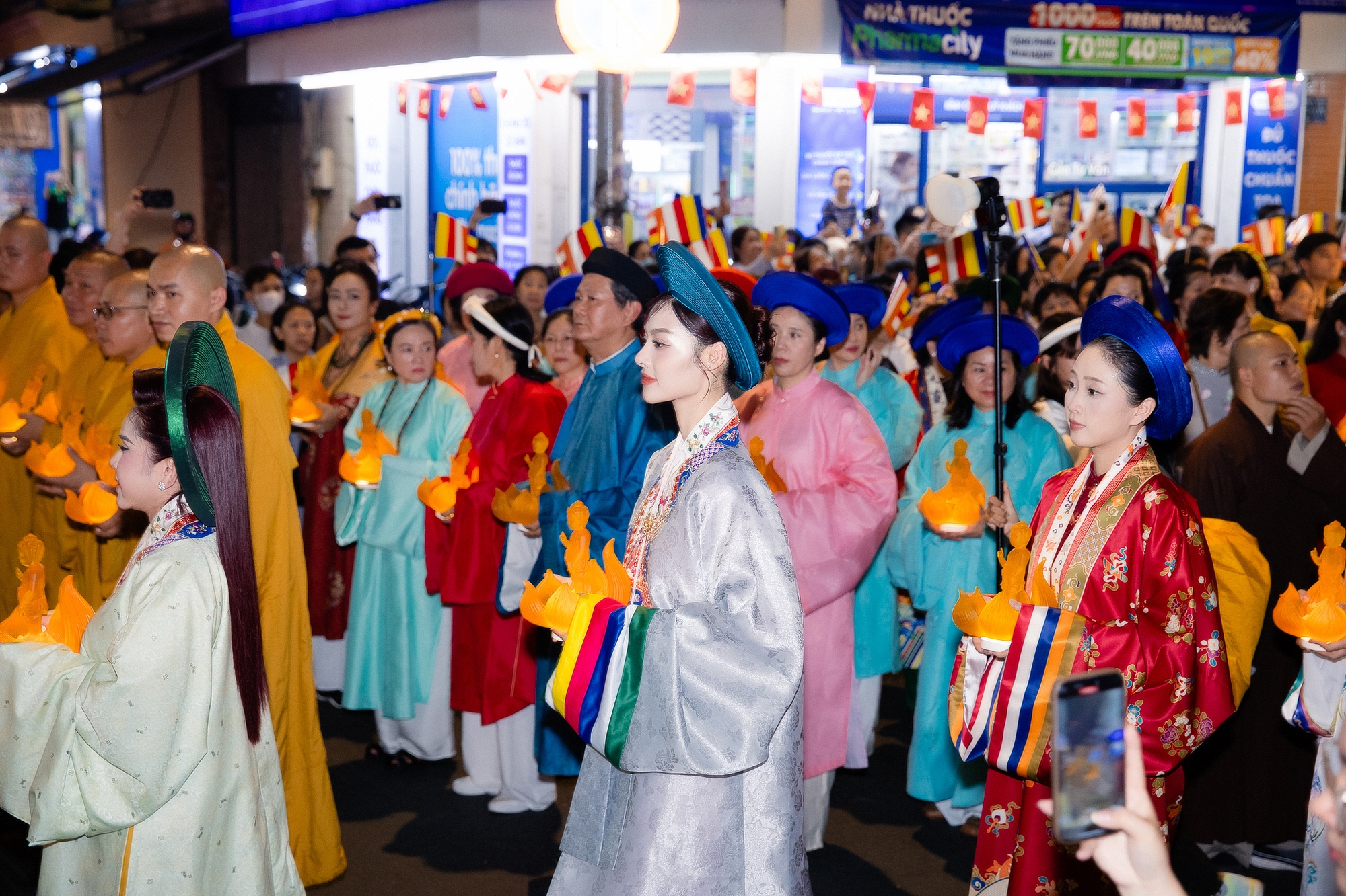 Hoa hậu Tiểu Vy bị tóm cận visual