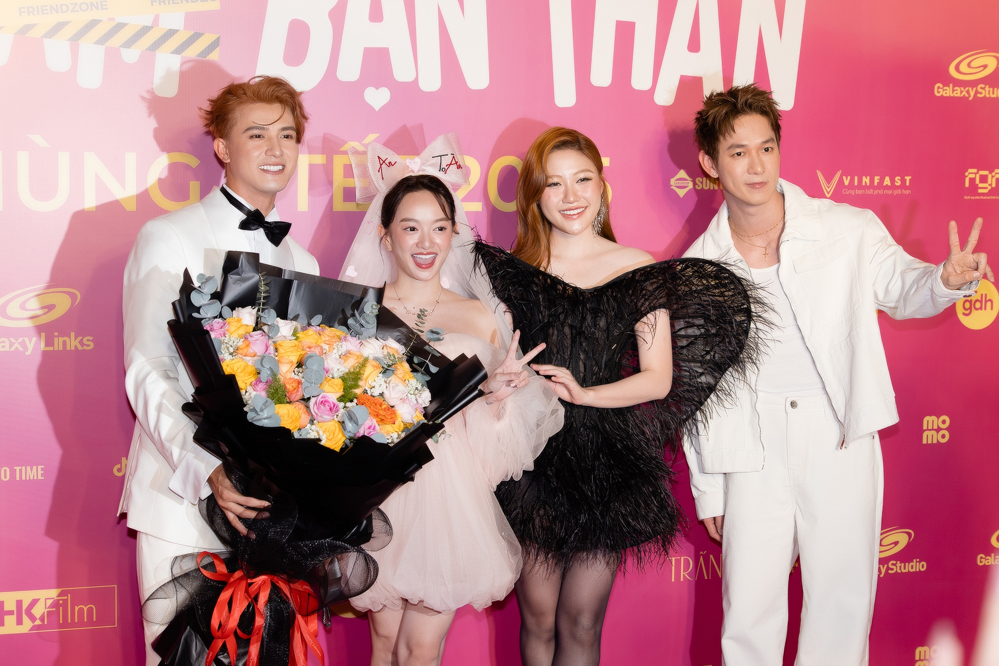 Thảm đỏ hot nhất hôm nay: Trấn Thành gây sốt vì