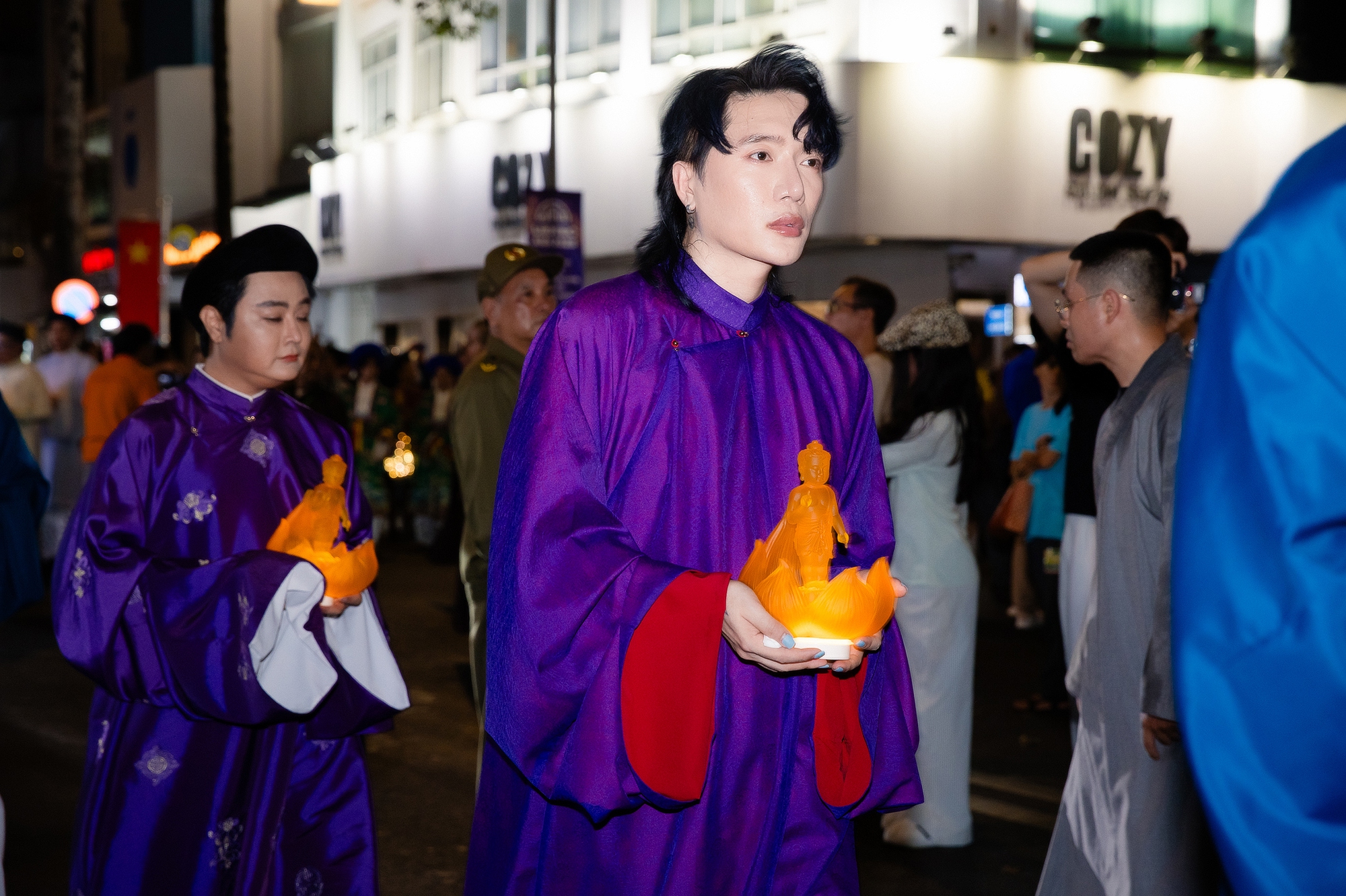 Hoa hậu Tiểu Vy bị tóm cận visual