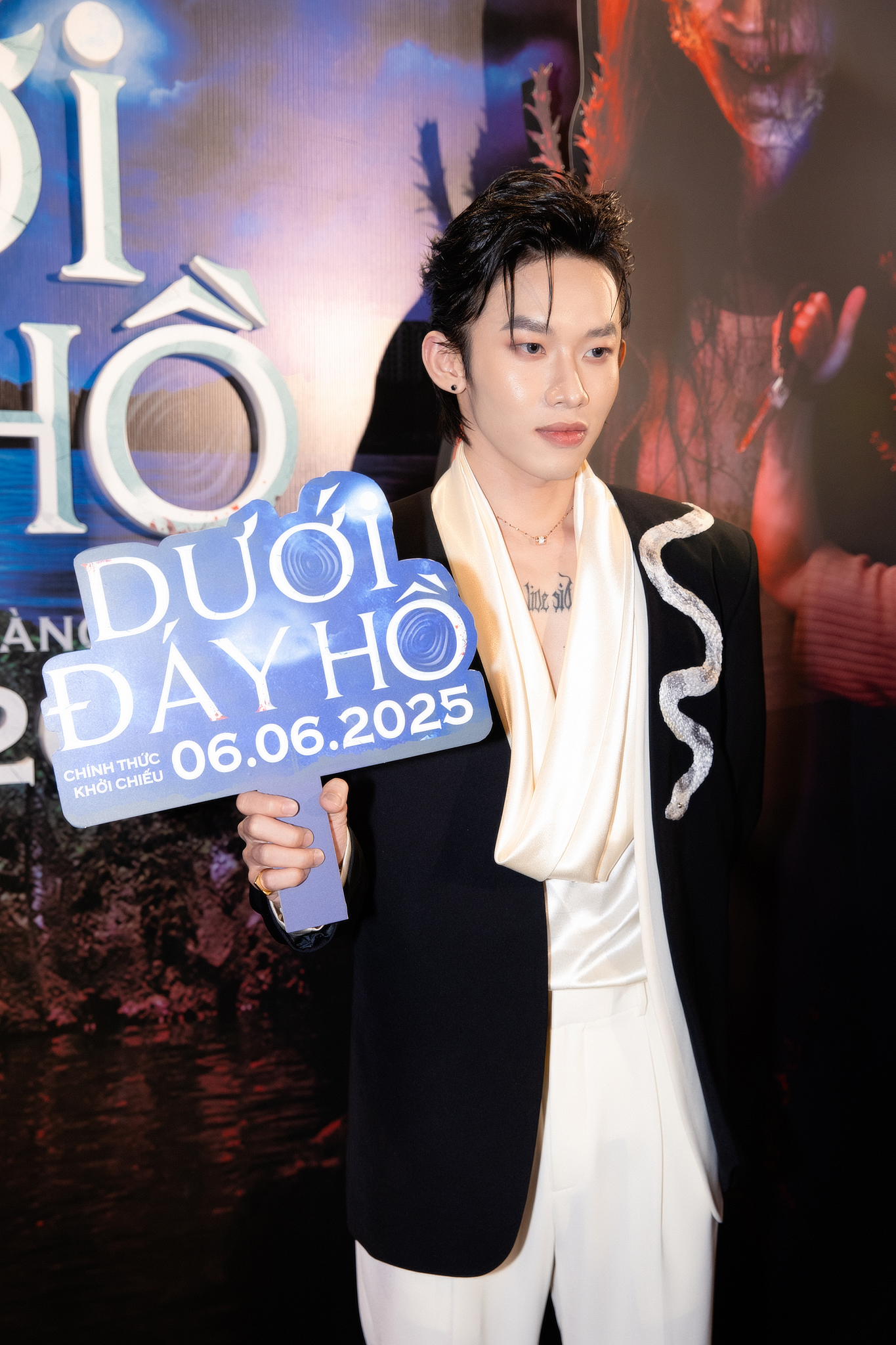 Clip hot: Mỹ nam Vbiz đẹp phát sáng cả thảm đỏ, chỉ cần mỉm cười là