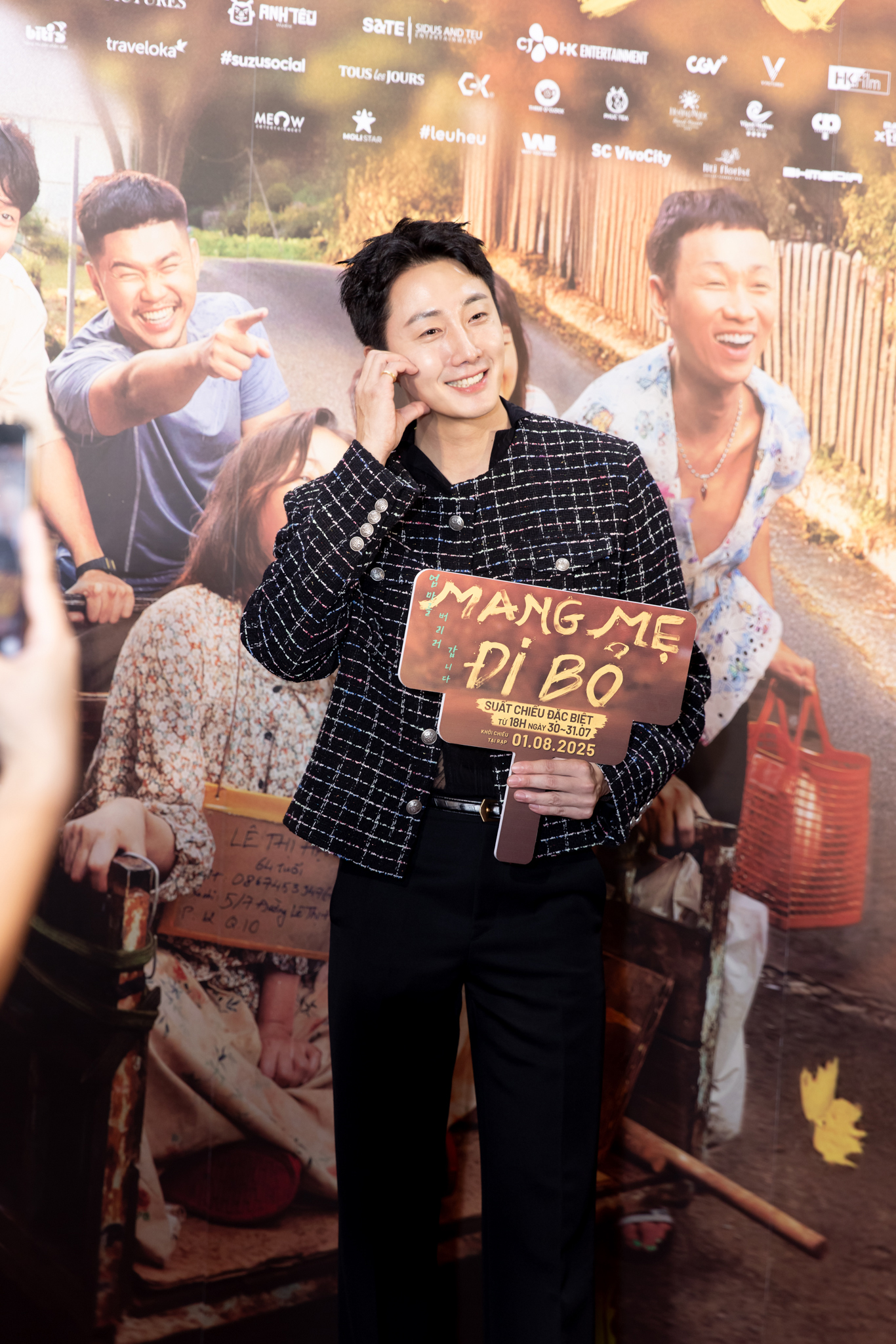 Thảm đỏ hot 1000 độ: Jung Il Woo bê cả giỏ xoài giữa sự kiện, Tiểu Vy - Khánh Vân đọ sắc tưng bừng bất phân thắng bại- Ảnh 2.