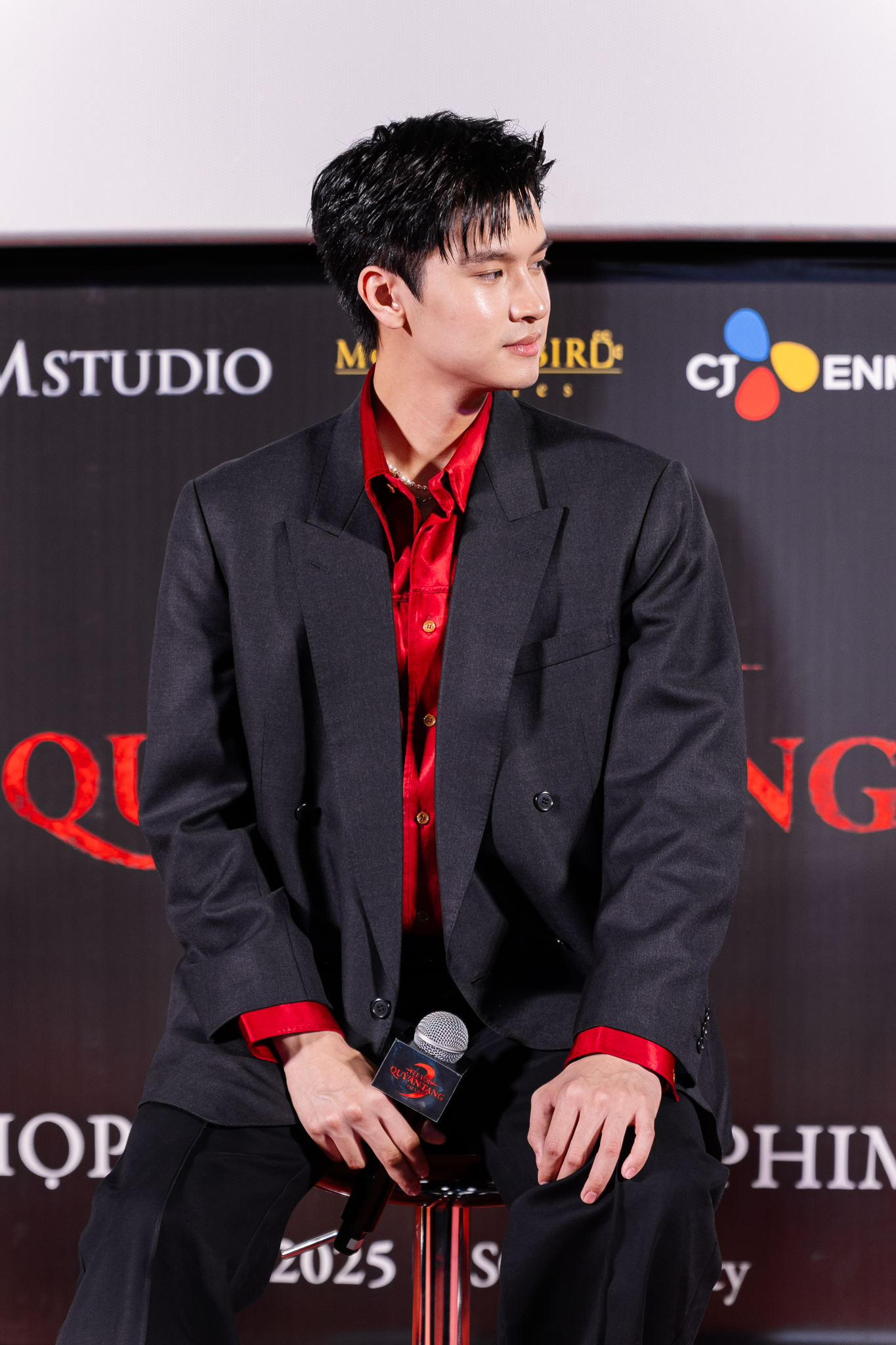 Clip hot: Nam thần Thái Lan đẹp quá mức chịu đựng khi tới Việt Nam, bắt trend nhạc Việt bùng nổ MXH- Ảnh 9. Clip hot: Nam thần Thái Lan đẹp quá mức chịu đựng khi tới Việt Nam, bắt trend nhạc Việt bùng nổ MXH- Ảnh 9.