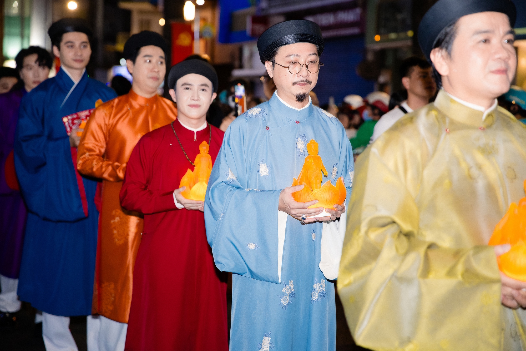 Hoa hậu Tiểu Vy bị tóm cận visual