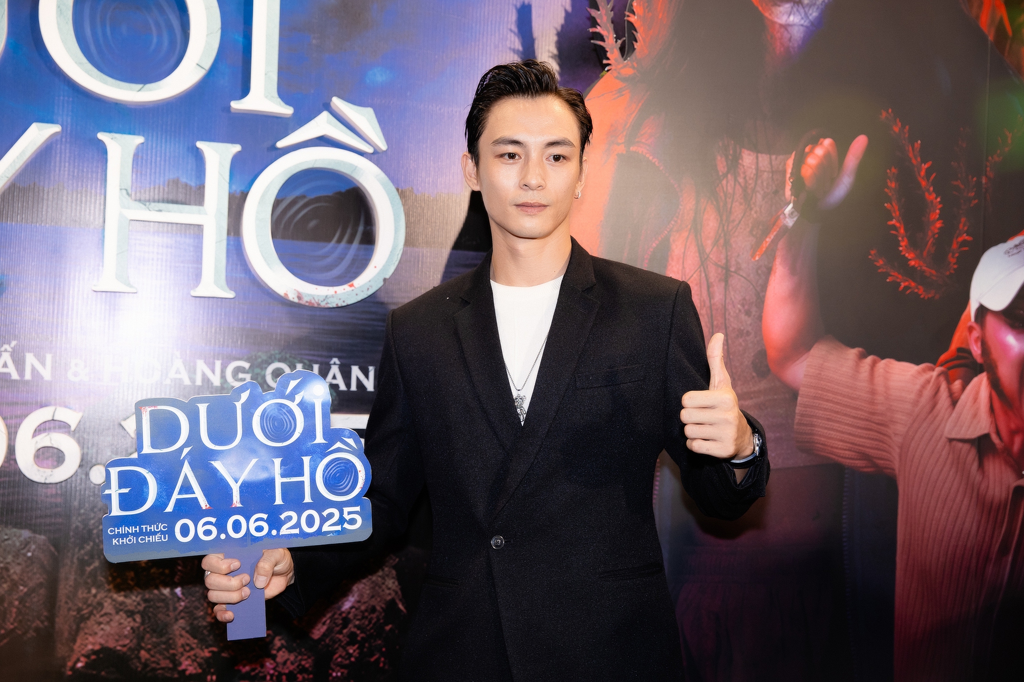 Clip hot: Mỹ nam Vbiz đẹp phát sáng cả thảm đỏ, chỉ cần mỉm cười là