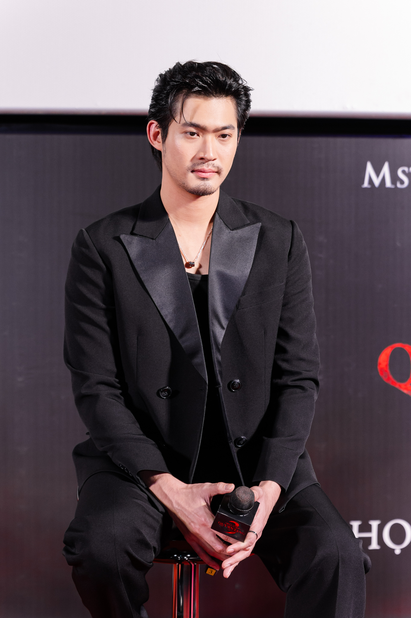 Clip hot: Nam thần Thái Lan đẹp quá mức chịu đựng khi tới Việt Nam, bắt trend nhạc Việt bùng nổ MXH- Ảnh 8. Clip hot: Nam thần Thái Lan đẹp quá mức chịu đựng khi tới Việt Nam, bắt trend nhạc Việt bùng nổ MXH- Ảnh 8.