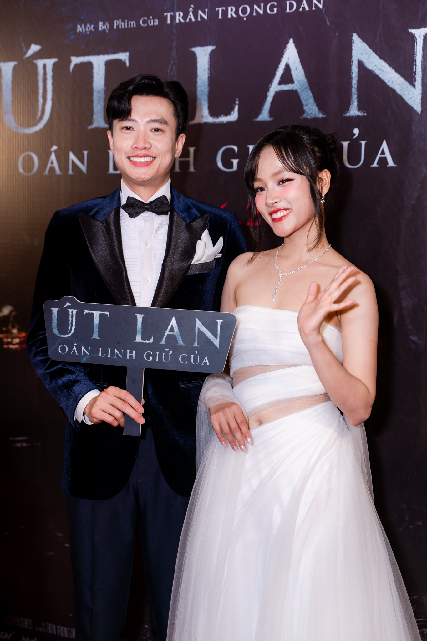 Thảm đỏ hot nhất hôm nay: Midu xứng danh chiến thần hack tuổi, một sao nữ gây sốc vì o ép vòng 1 quá đà- Ảnh 2.