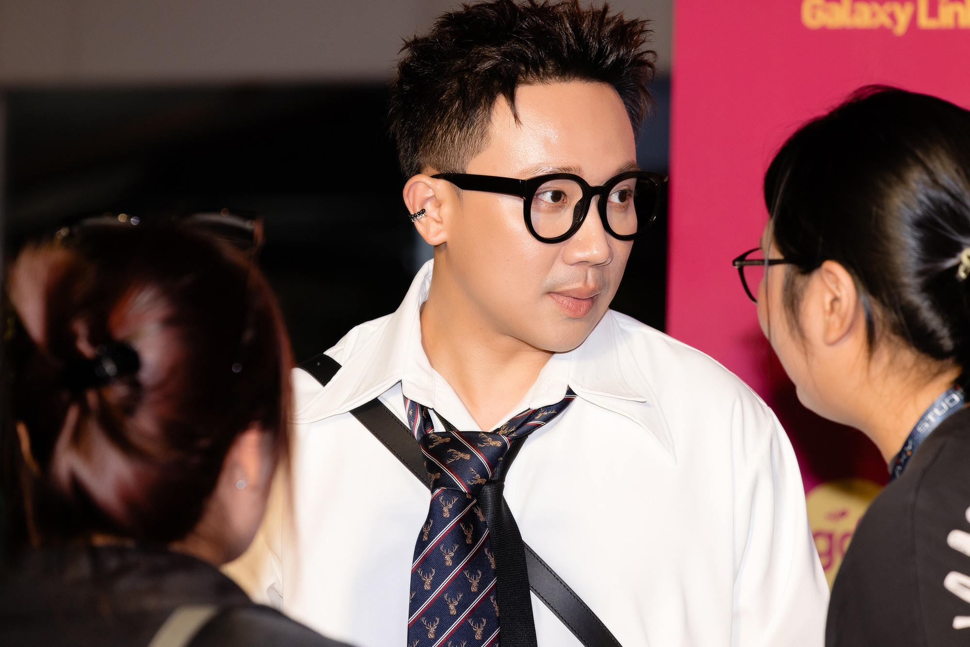 Thảm đỏ hot nhất hôm nay: Trấn Thành gây sốt vì