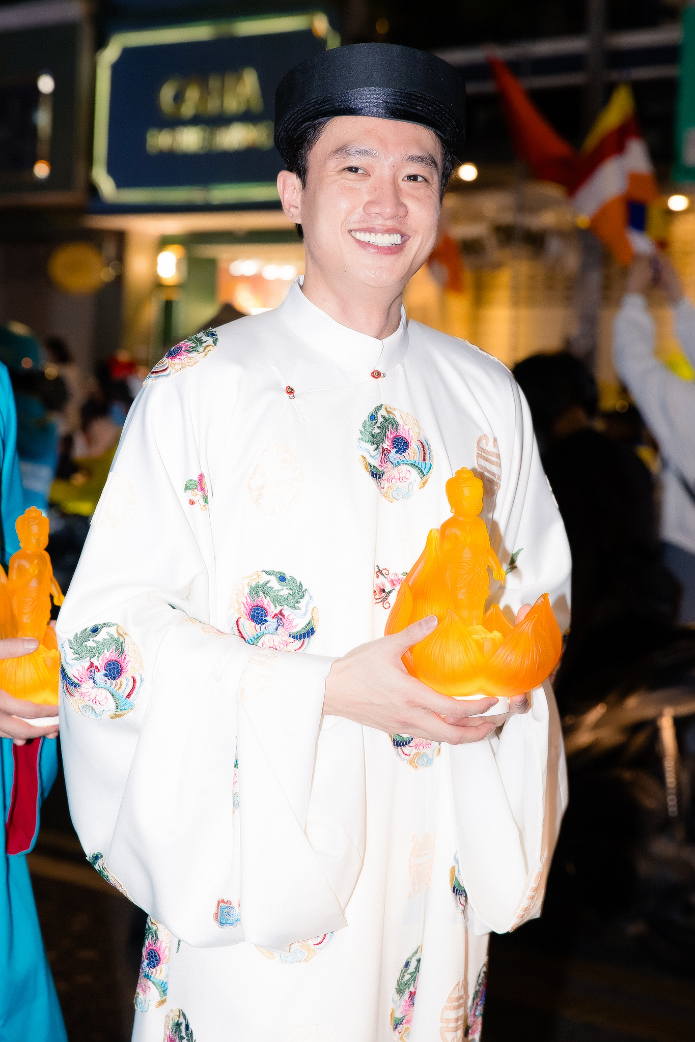 Hoa hậu Tiểu Vy bị tóm cận visual