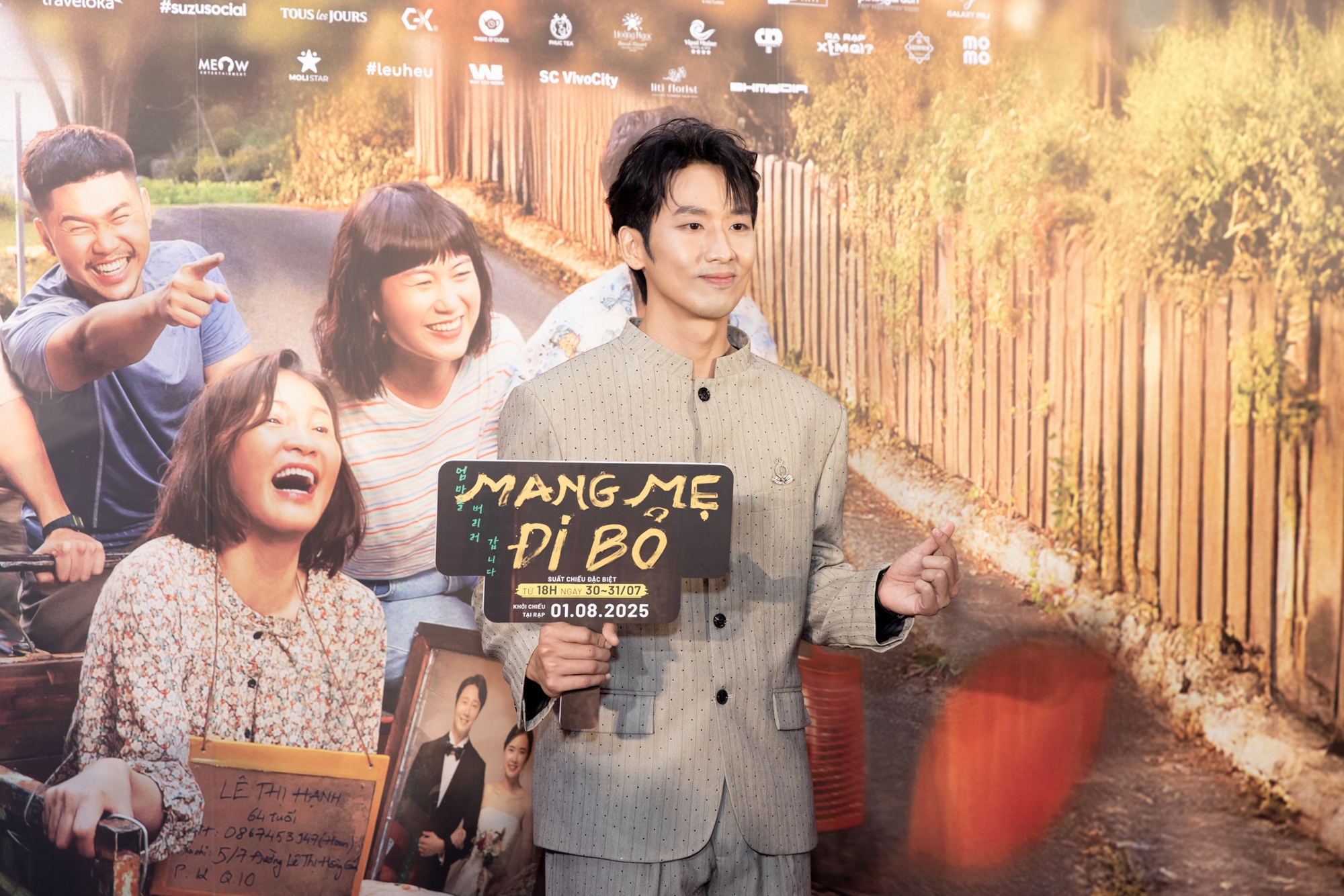 Thảm đỏ hot 1000 độ: Jung Il Woo bê cả giỏ xoài giữa sự kiện, Tiểu Vy - Khánh Vân đọ sắc tưng bừng bất phân thắng bại- Ảnh 3.