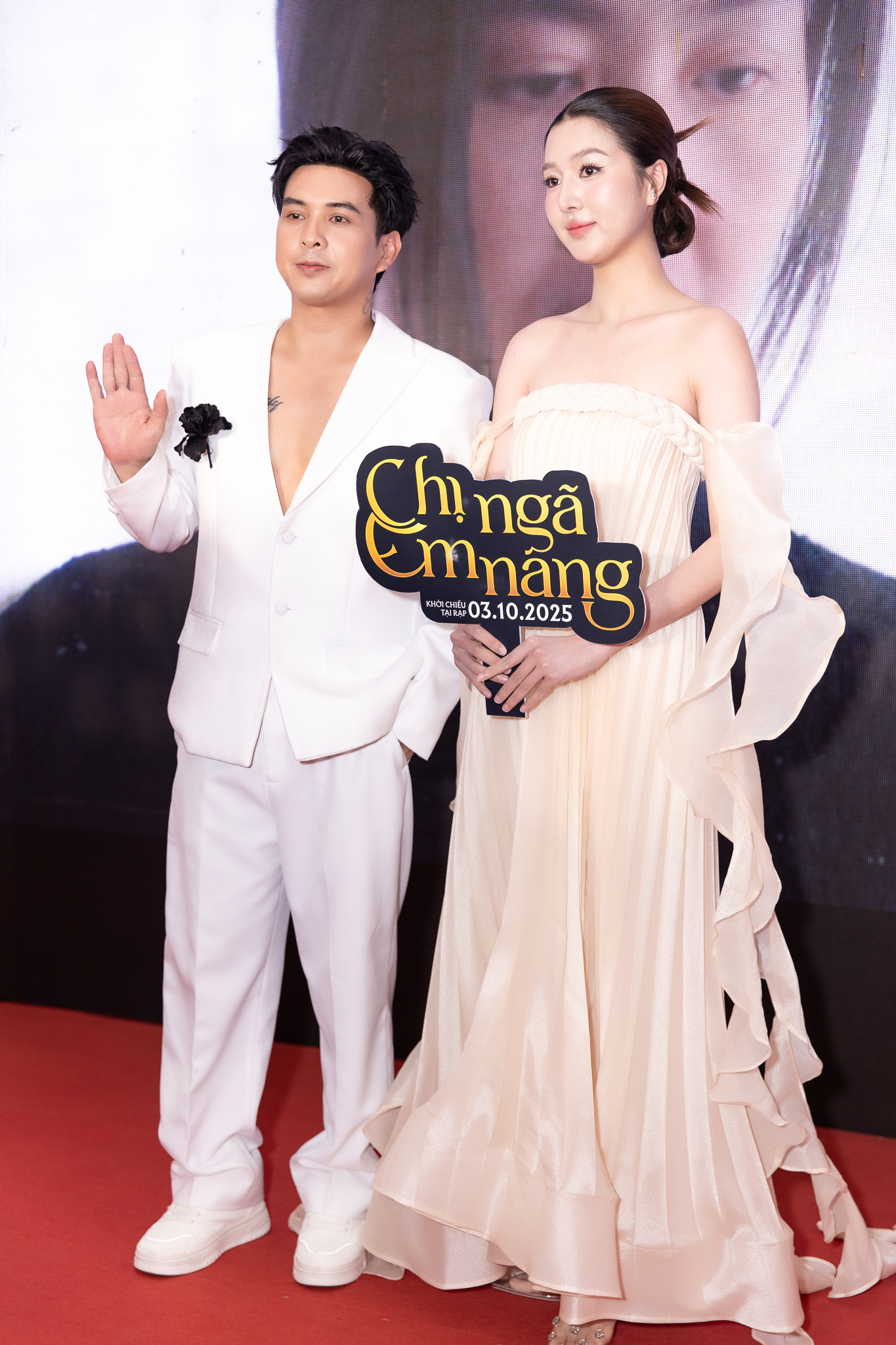 Thảm đỏ hot nhất hôm nay: Em gái Trấn Thành khoe dáng khác lạ, Lệ Quyên - Lâm Bảo Châu