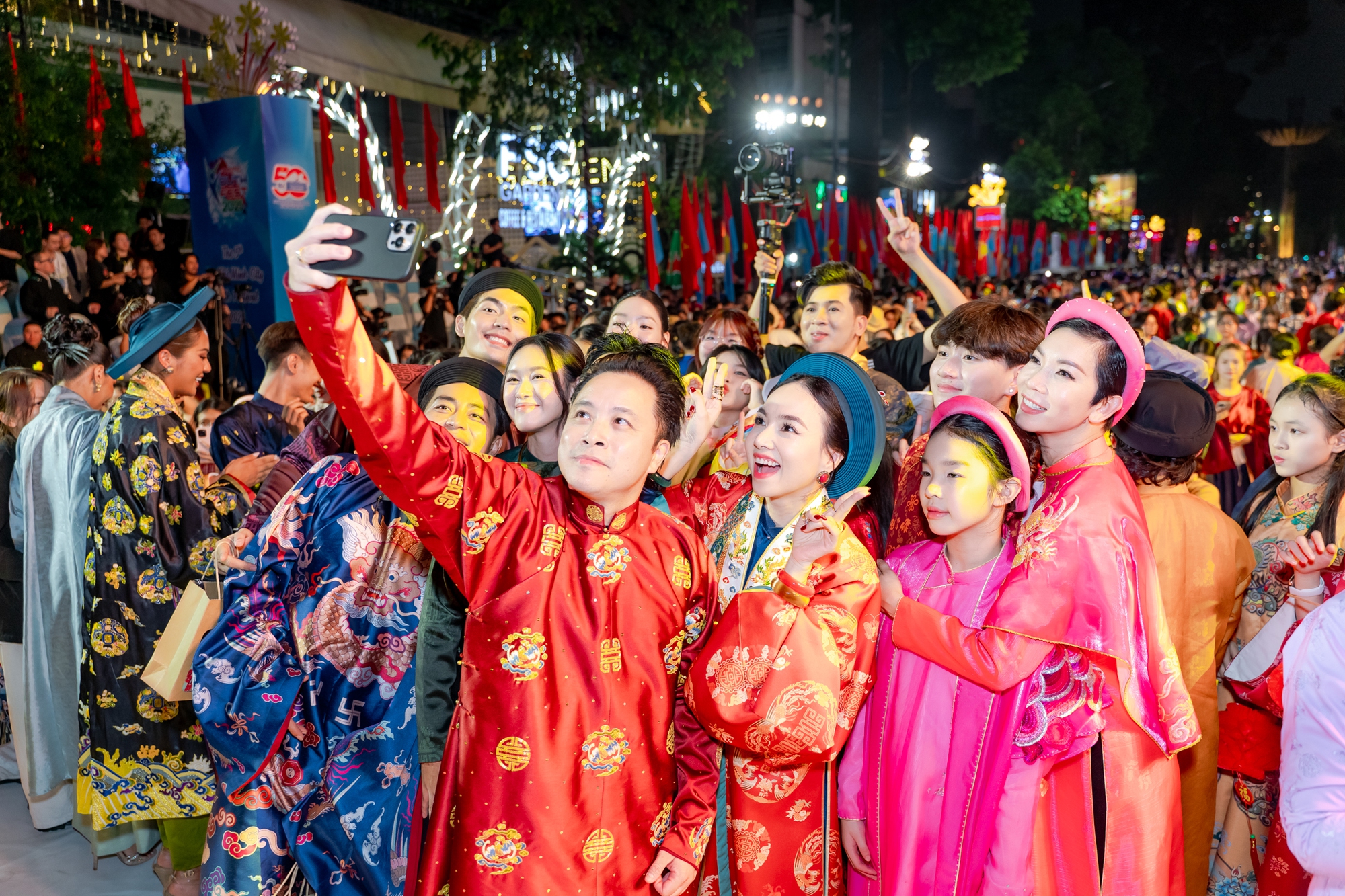 Dàn sao Vbiz lộng lẫy tại sự kiện khủng: Tiểu Vy - Quốc Anh bị