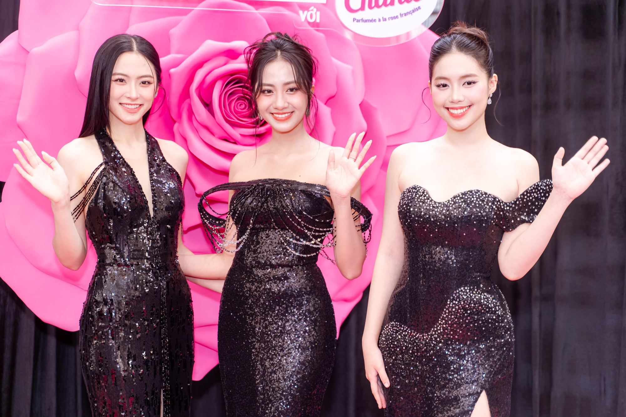 Thảm đỏ hot nhất ngày: Top 3 Hoa hậu Việt Nam bỏ về như