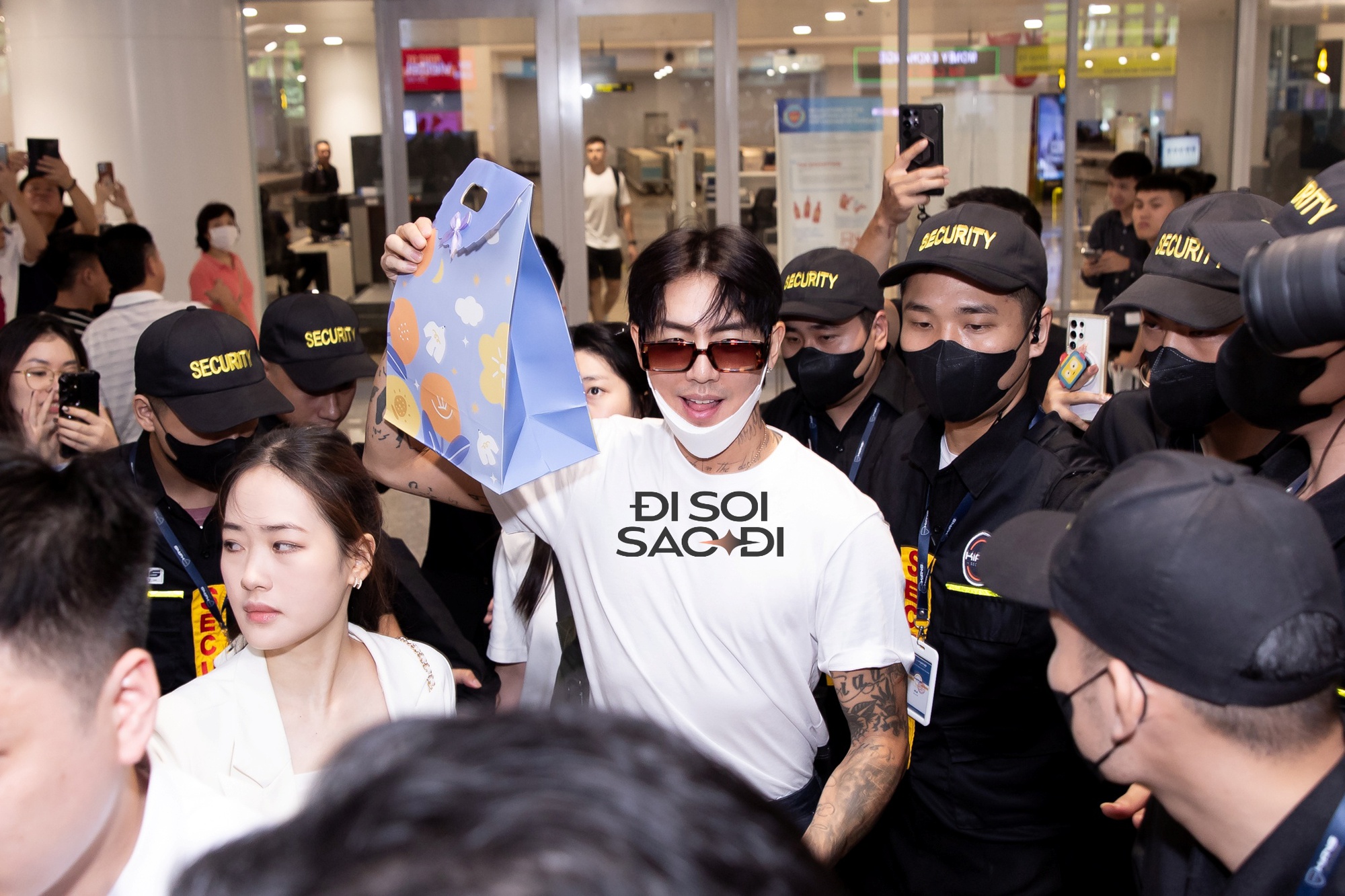 k14-4-1755841126062-1755841126306658870348 "Trai đẹp khiến cả sân Mỹ Đình phát cuồng" DPR Ian đội nón lá trở lại Việt Nam, biển fan chào đón "rể Việt" gây choáng! k14 4 1755841126062 1755841126306658870348