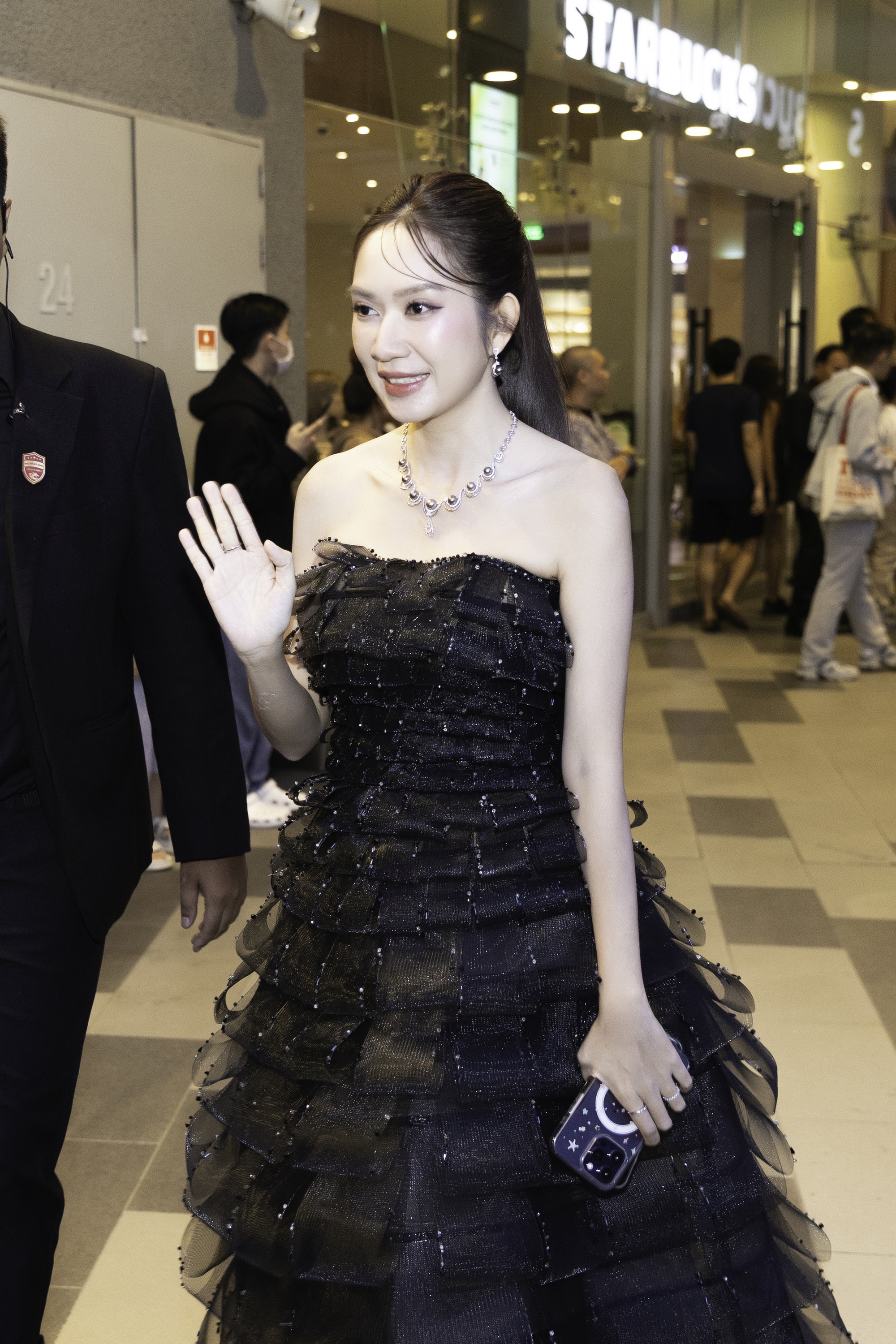 Thảm đỏ hot nhất hôm nay: “Mẹ 4 con” Minh Hà vẫn đẹp như thiếu nữ, mỹ nhân 17 tuổi thua Hoa hậu mỗi cái vương miện- Ảnh 3.