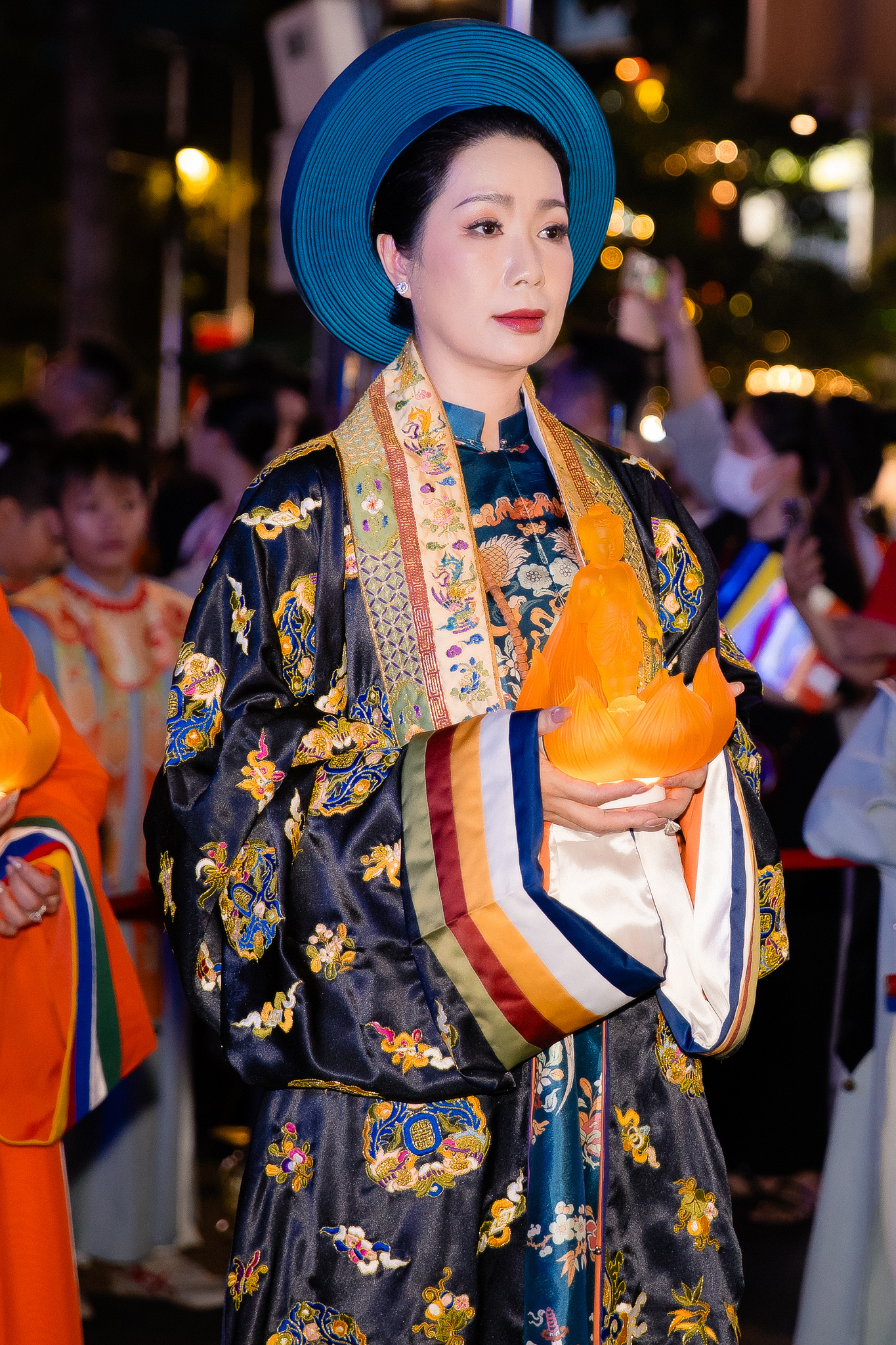 Hoa hậu Tiểu Vy bị tóm cận visual