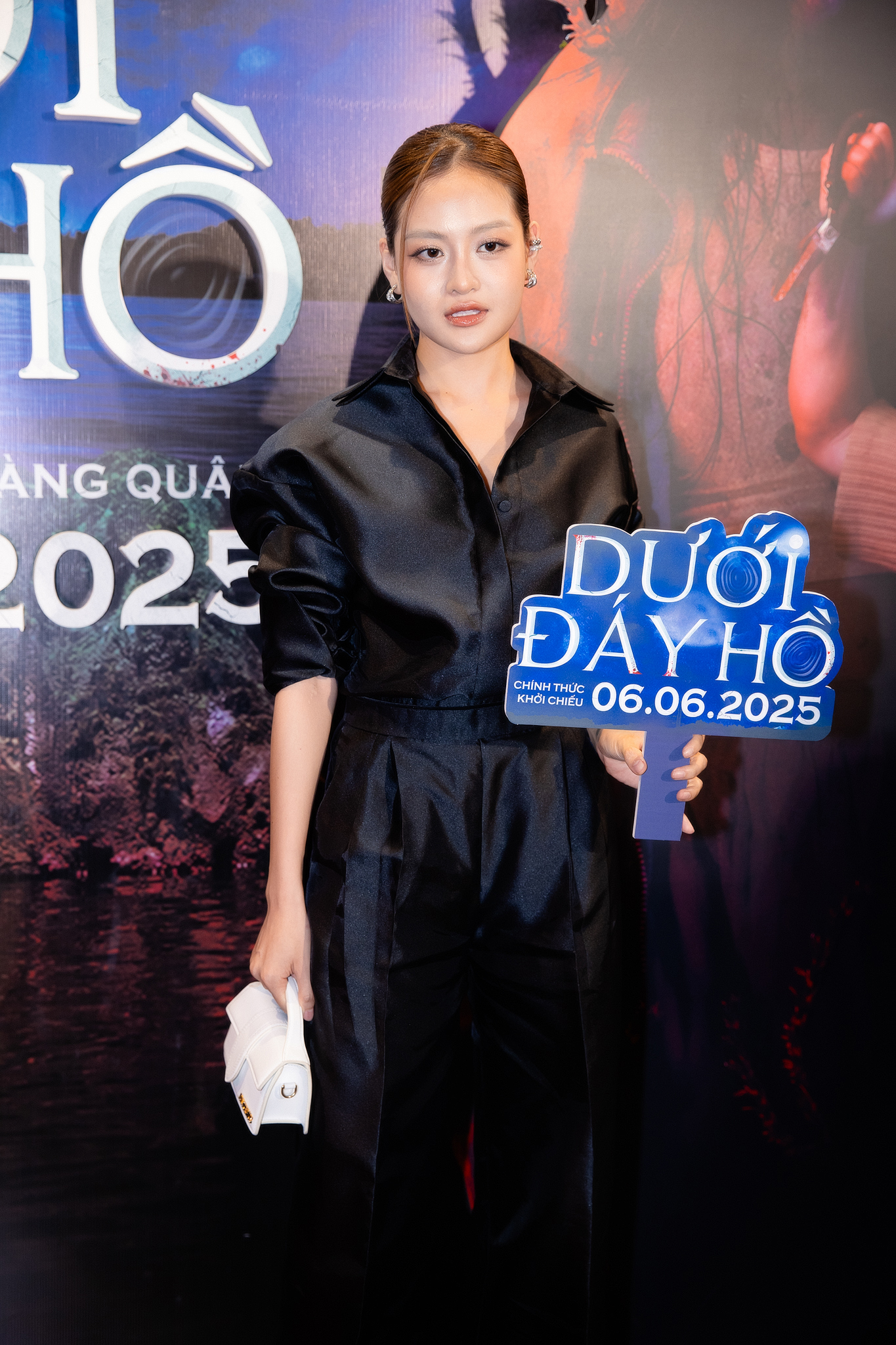 Clip hot: Mỹ nam Vbiz đẹp phát sáng cả thảm đỏ, chỉ cần mỉm cười là