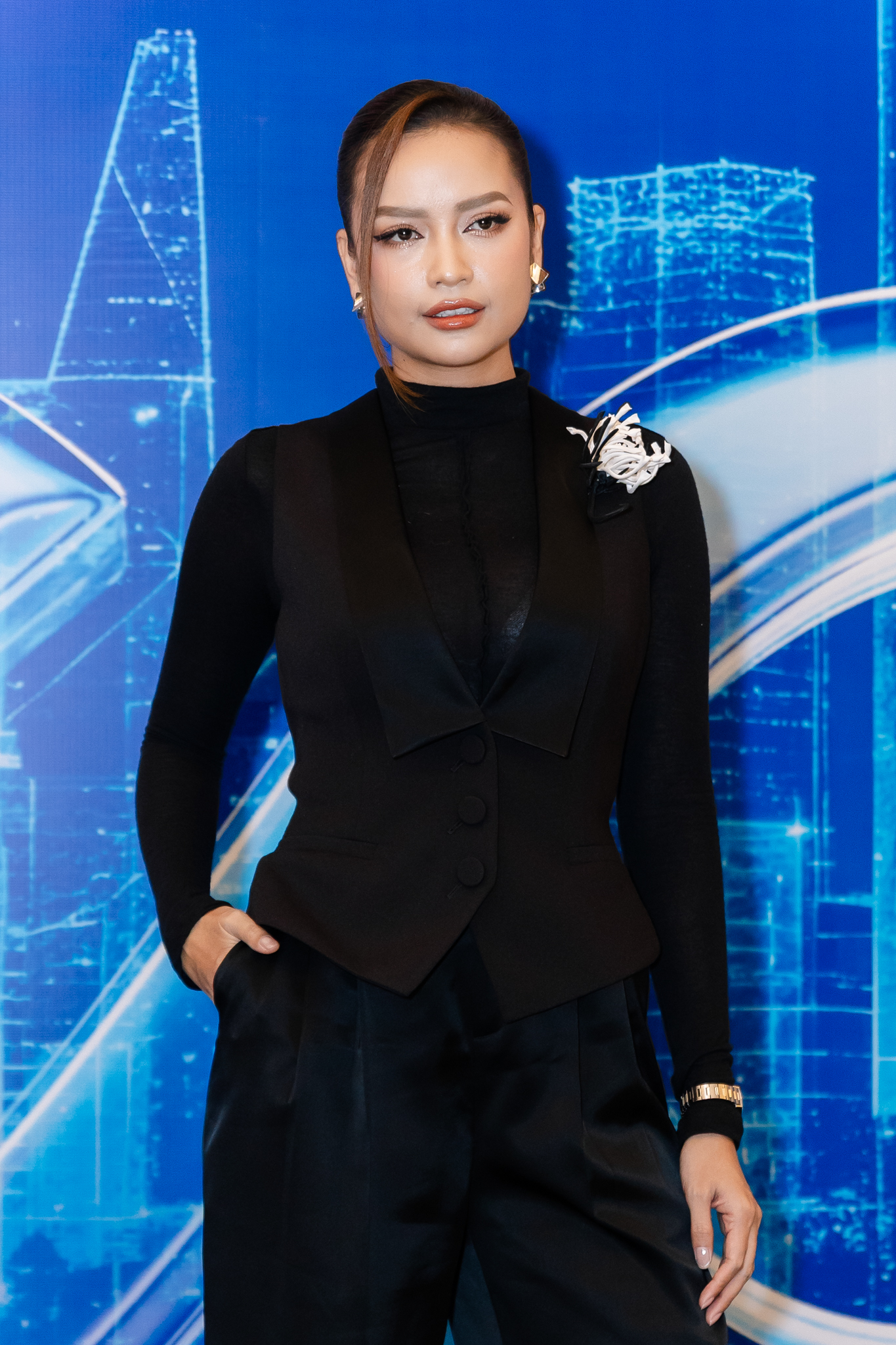 Lý Nhã Kỳ khoe vòng 1