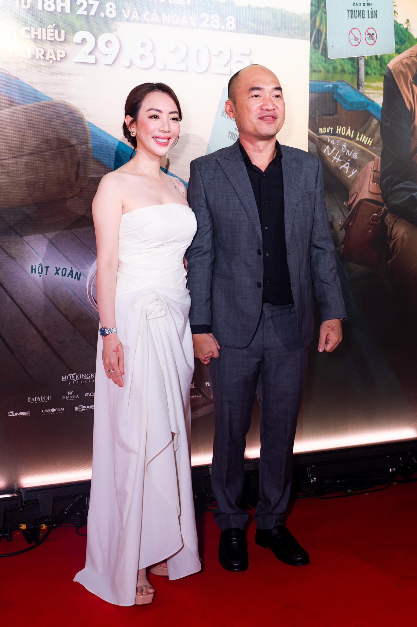 Thảm đỏ hot nhất hôm nay: Nghệ sĩ Hoài Linh lộ diện mạo khác lạ, 1 nhân vật đeo 100 cây vàng khiến ai cũng sốc- Ảnh 8. Thảm đỏ hot nhất hôm nay: Nghệ sĩ Hoài Linh lộ diện mạo khác lạ, 1 nhân vật đeo 100 cây vàng khiến ai cũng sốc- Ảnh 8.