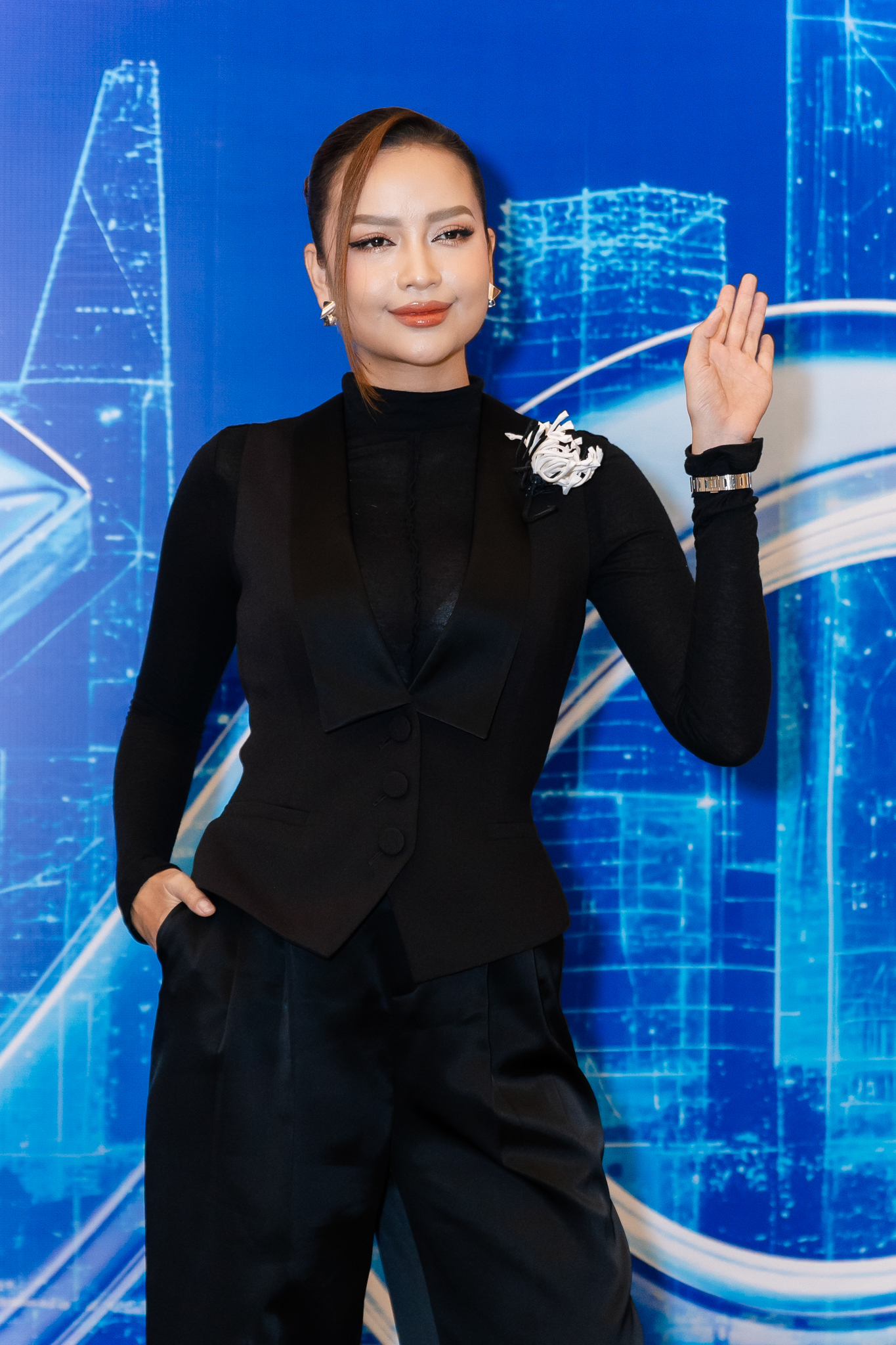 Lý Nhã Kỳ khoe vòng 1