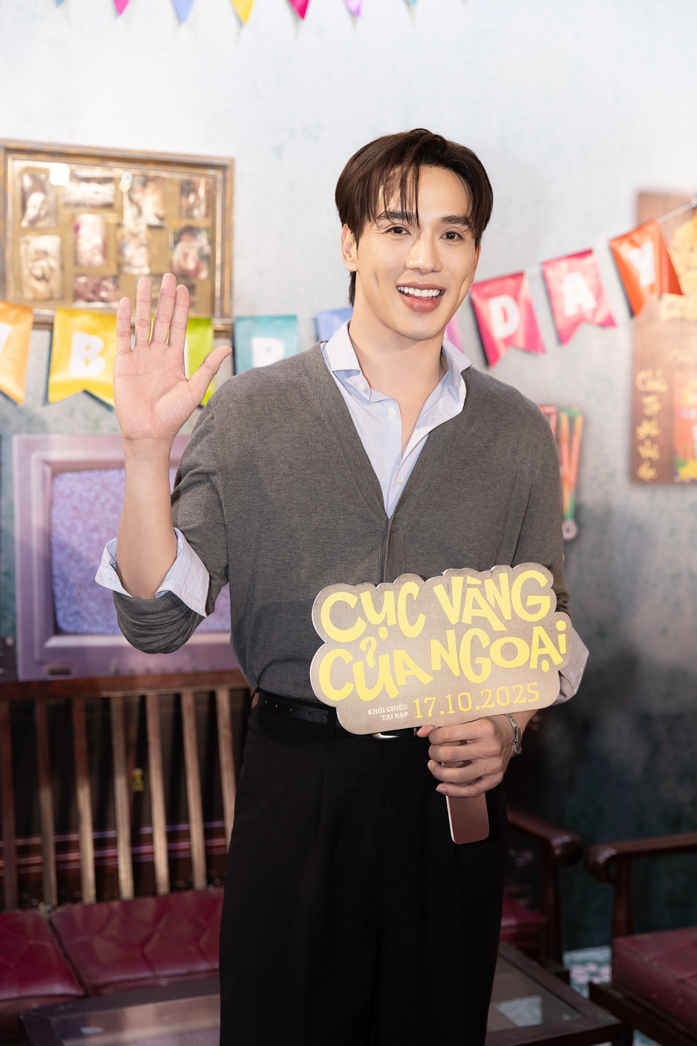 Thảm đỏ hot nhất hôm nay: Hoa hậu Khánh Vân khoe body cực bén giữa tin đồn có bầu, dàn nam thần trăm tỷ náo loạn sự kiện- Ảnh 10. Thảm đỏ hot nhất hôm nay: Hoa hậu Khánh Vân khoe body cực bén giữa tin đồn có bầu, dàn nam thần trăm tỷ náo loạn sự kiện- Ảnh 10.