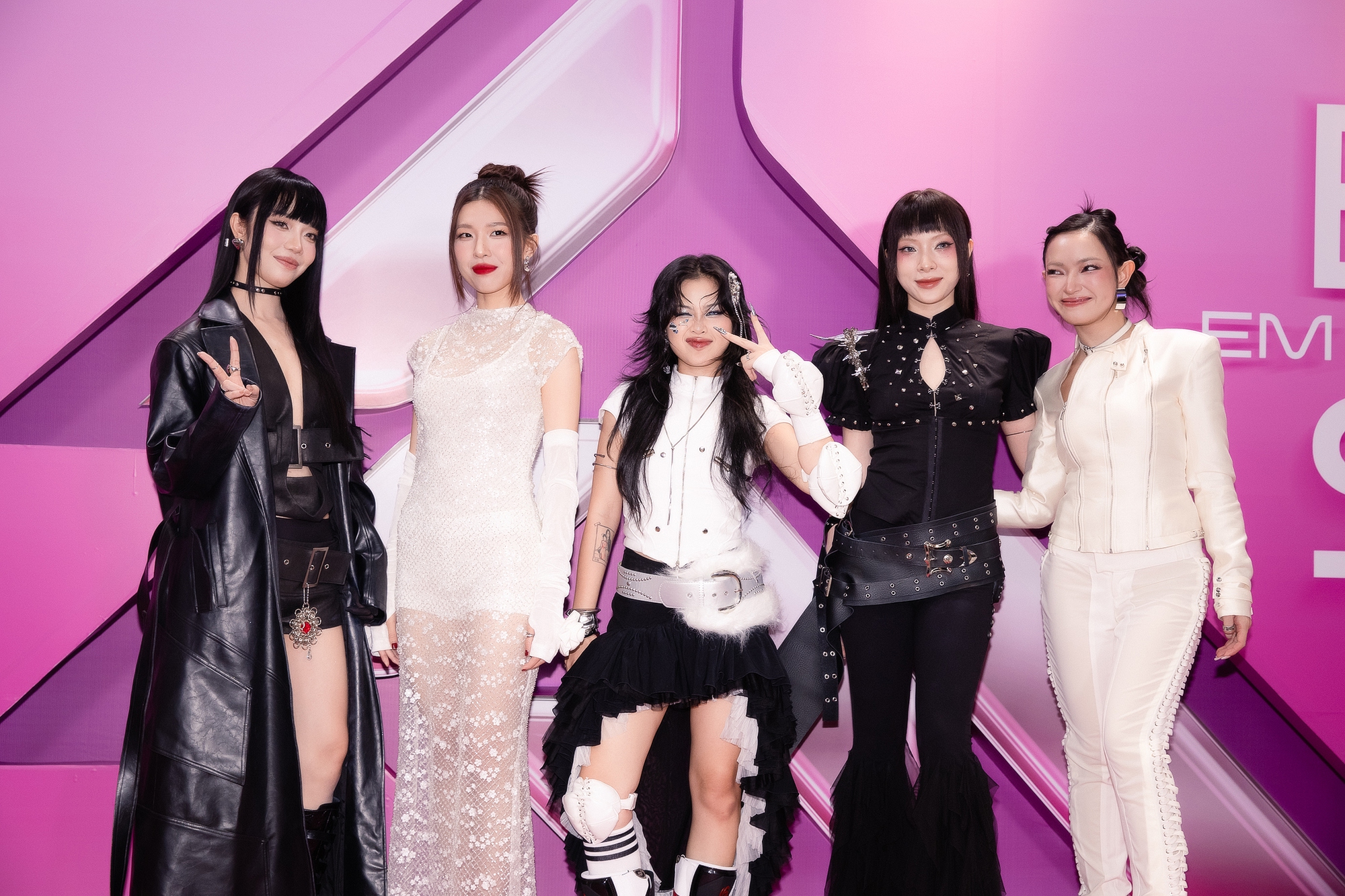 Thảm đỏ khủng Em Xinh Say Hi: Bích Phương - Bảo Anh và dàn mỹ nhân