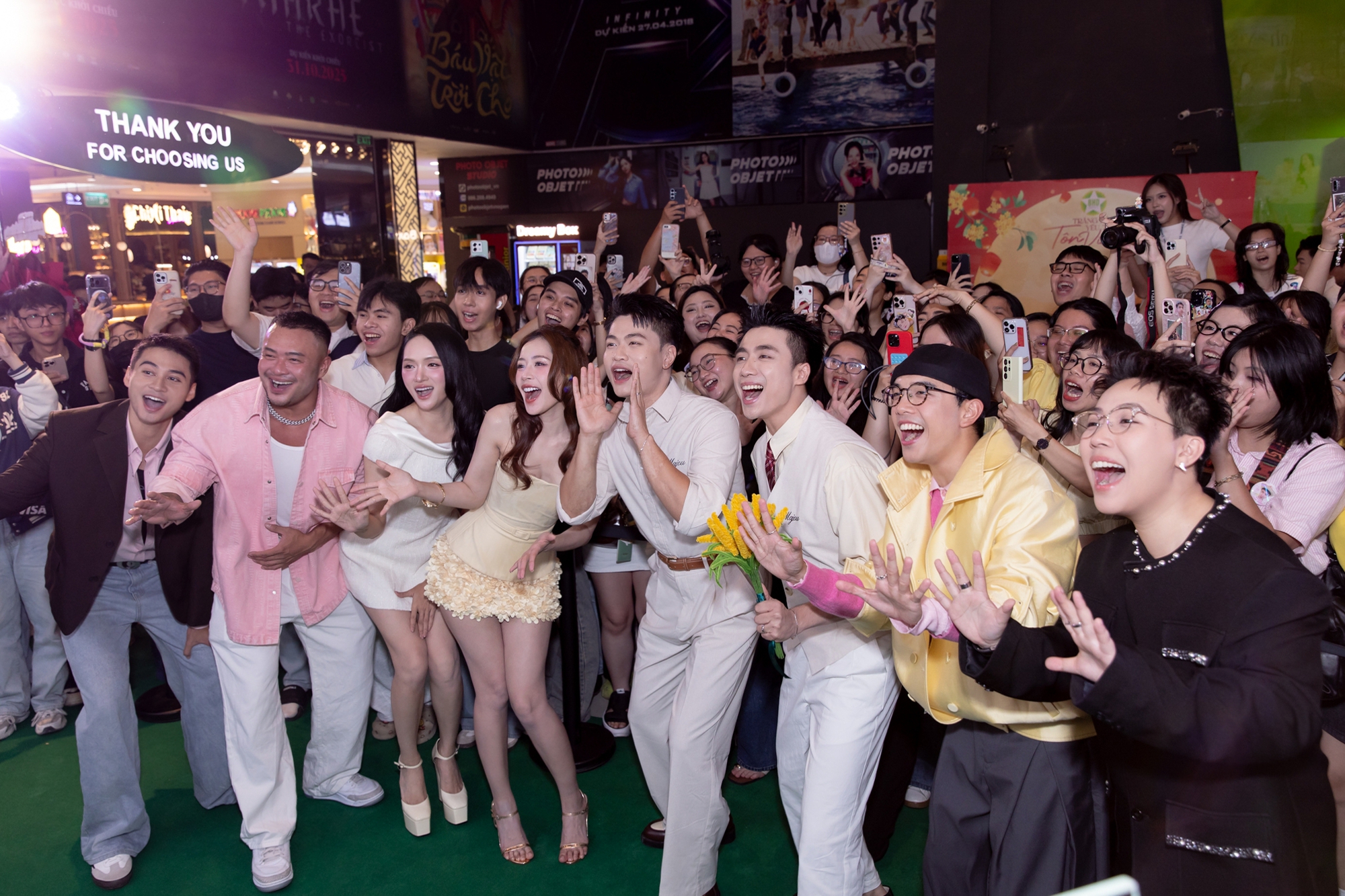 Chi Pu bị soi cận nhan sắc cam thường, Hương Giang bắt chước Gia đình Haha?- Ảnh 14.