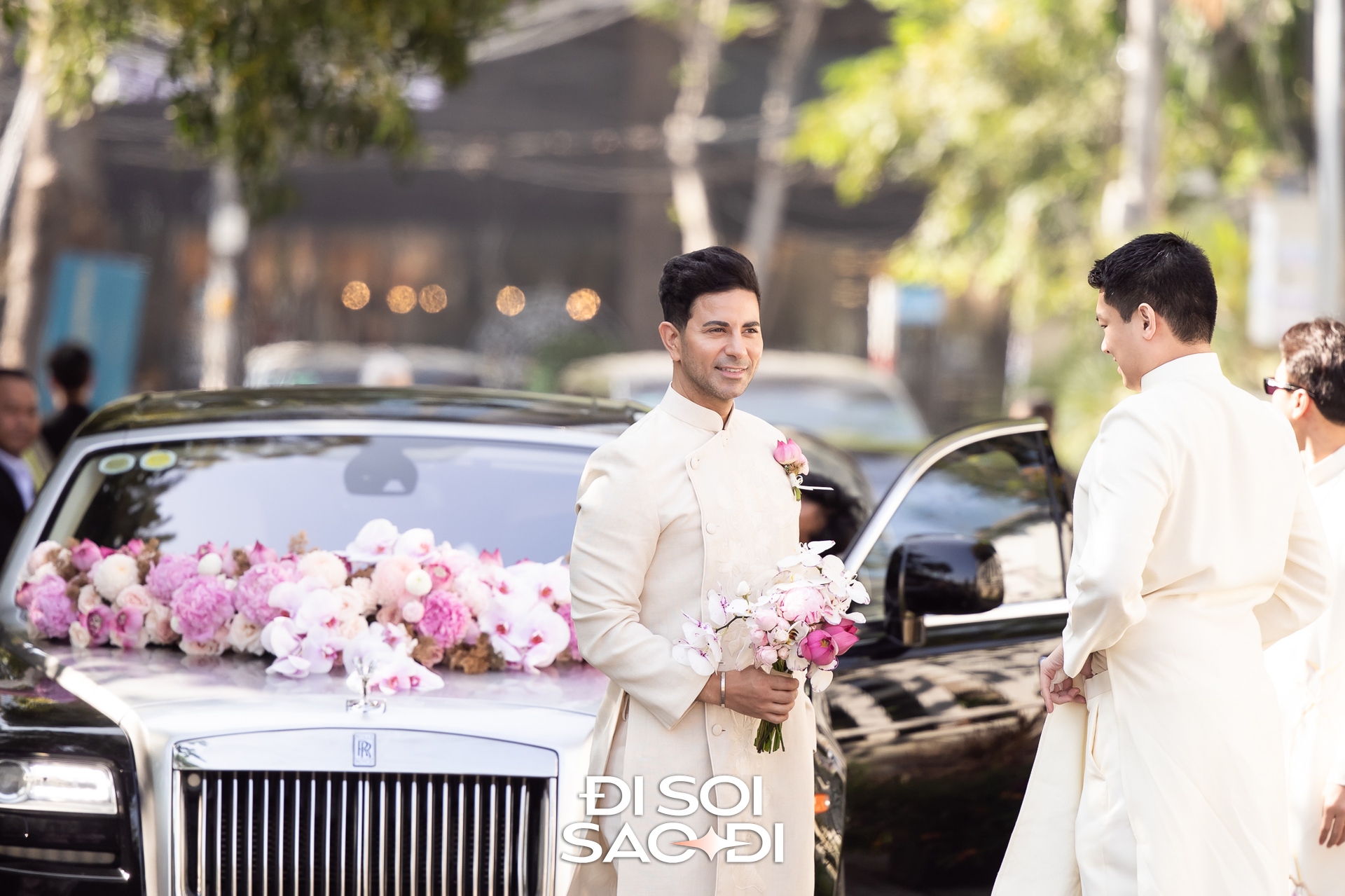 Phillip Nguyễn vừa nắm tay vợ vừa xách túi hiệu, Linh Rin chỉ có việc xinh tại đám cưới Tiên Nguyễn- Ảnh 5. Phillip Nguyễn vừa nắm tay vợ vừa xách túi hiệu, Linh Rin chỉ có việc xinh tại đám cưới Tiên Nguyễn- Ảnh 5.