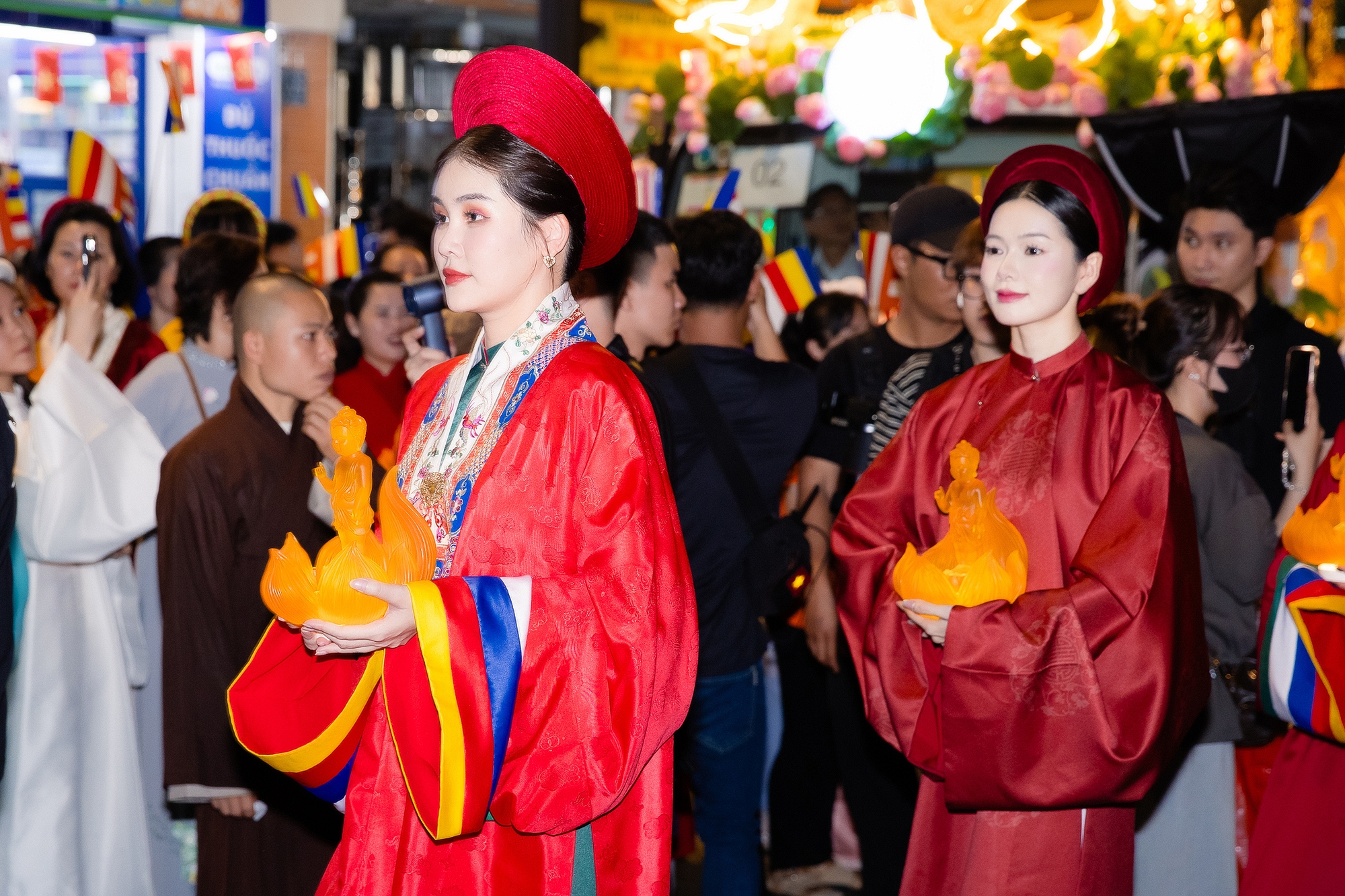 Hoa hậu Tiểu Vy bị tóm cận visual