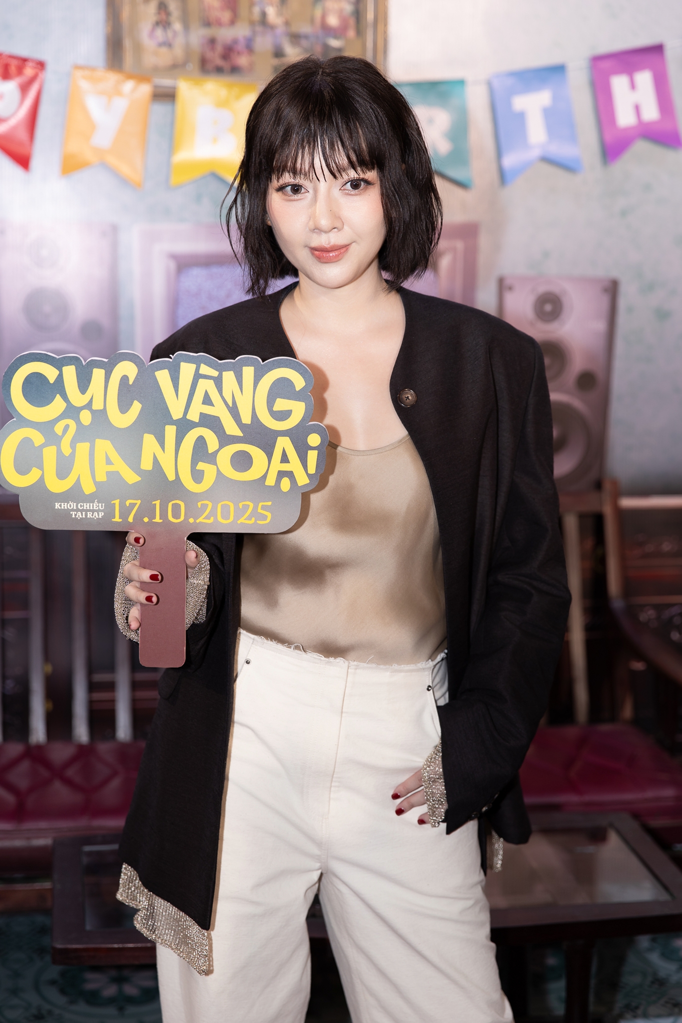 Thảm đỏ hot nhất hôm nay: Hoa hậu Khánh Vân khoe body cực bén giữa tin đồn có bầu, dàn nam thần trăm tỷ náo loạn sự kiện- Ảnh 4. Thảm đỏ hot nhất hôm nay: Hoa hậu Khánh Vân khoe body cực bén giữa tin đồn có bầu, dàn nam thần trăm tỷ náo loạn sự kiện- Ảnh 4.