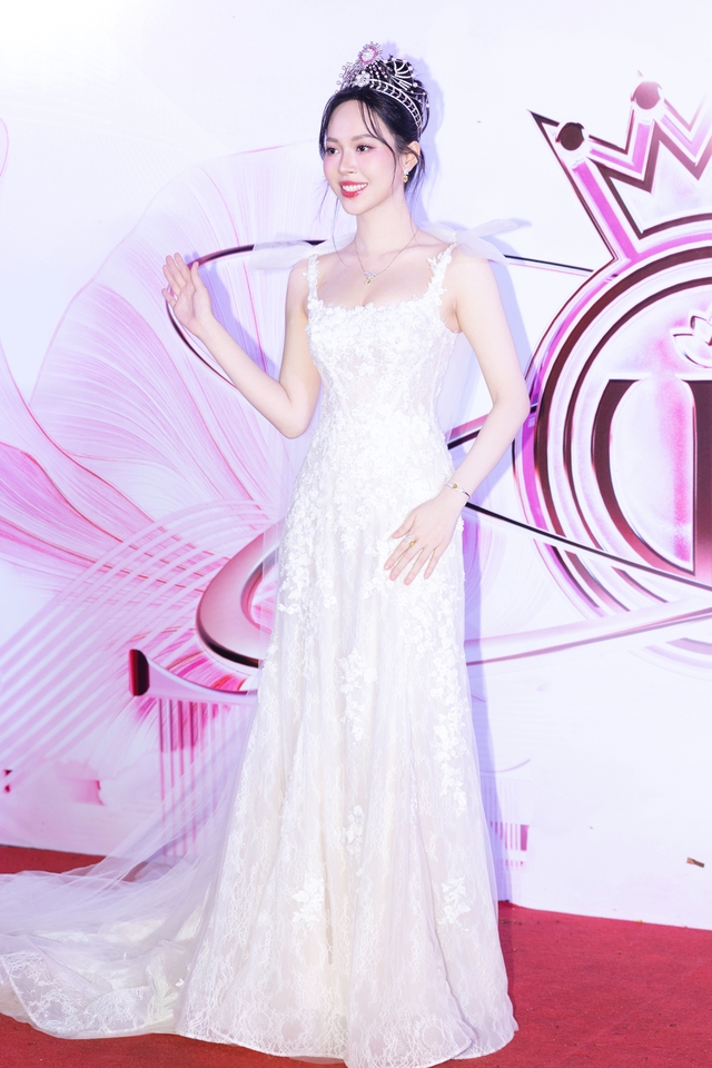 Chung kết Hoa hậu Việt Nam 2024: Thanh Thuỷ lộ diện trước thềm final walk, Tiểu Vy - Đỗ Hà cùng dàn hậu đổ bộ thảm đỏ- Ảnh 6.