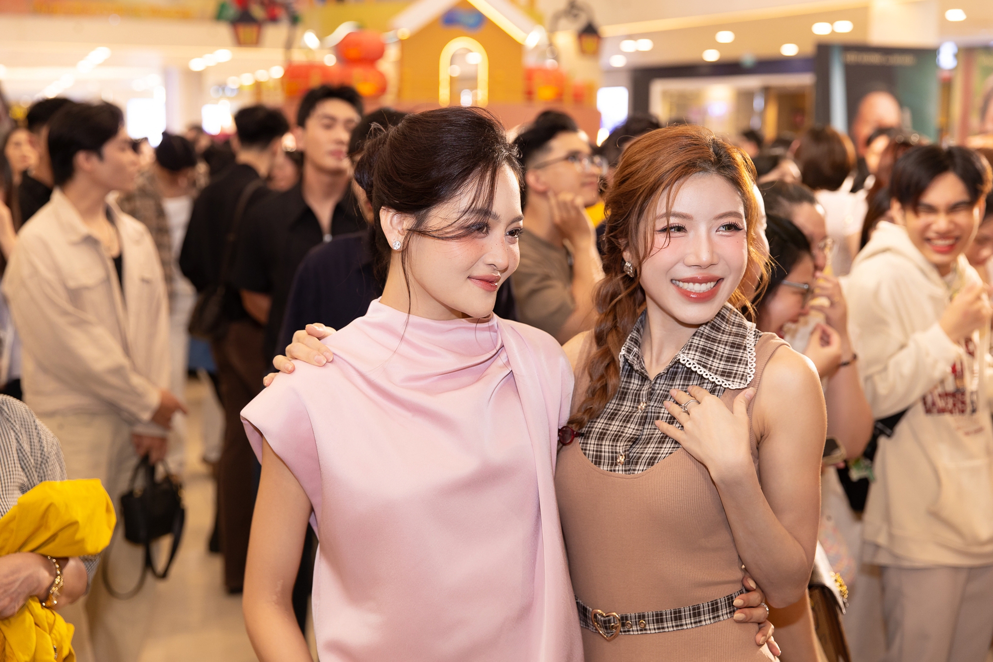 Thảm đỏ hot nhất hôm nay: Hoa hậu Khánh Vân khoe body cực bén giữa tin đồn có bầu, dàn nam thần trăm tỷ náo loạn sự kiện- Ảnh 9. Thảm đỏ hot nhất hôm nay: Hoa hậu Khánh Vân khoe body cực bén giữa tin đồn có bầu, dàn nam thần trăm tỷ náo loạn sự kiện- Ảnh 9.