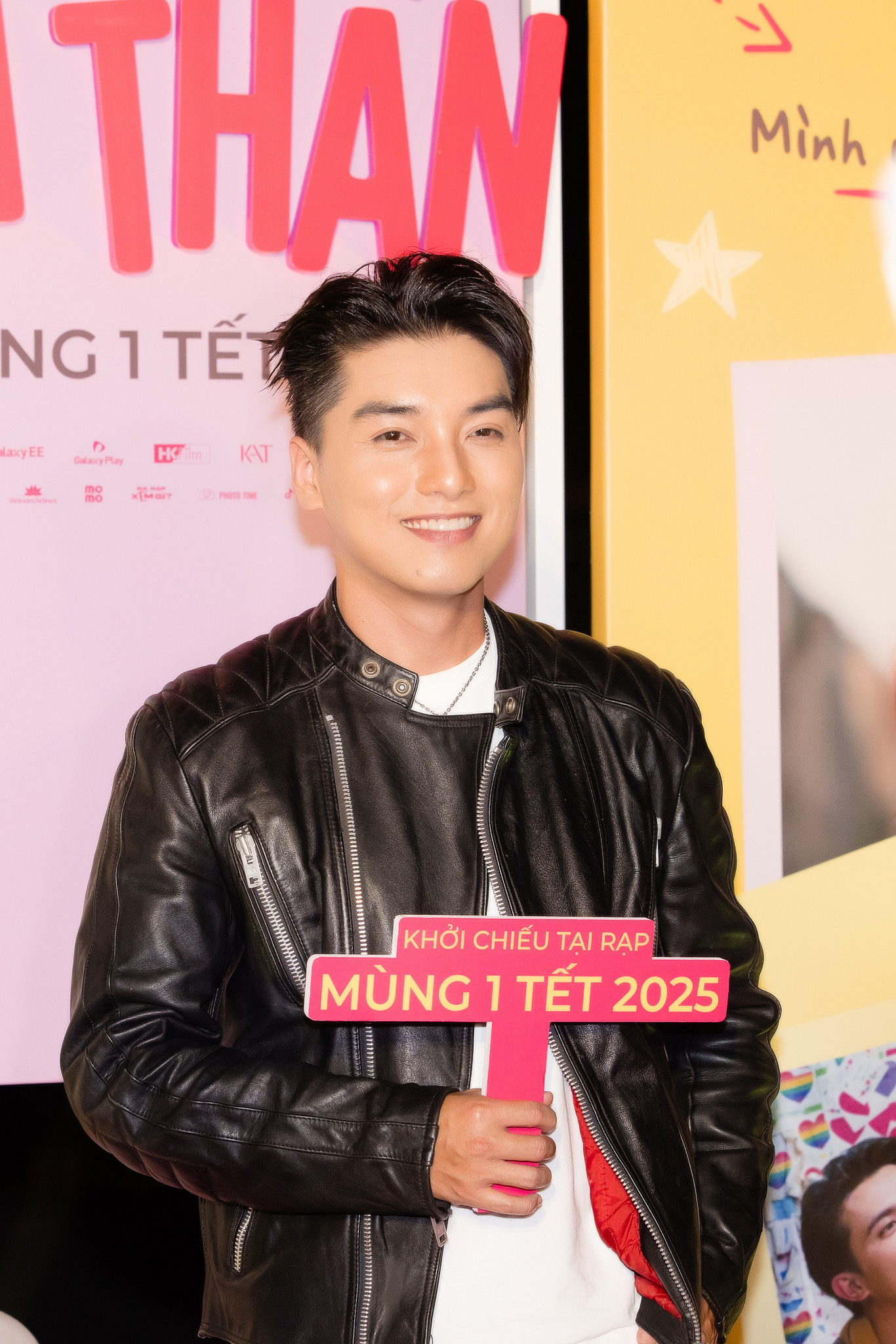 Thảm đỏ hot nhất hôm nay: Trấn Thành gây sốt vì