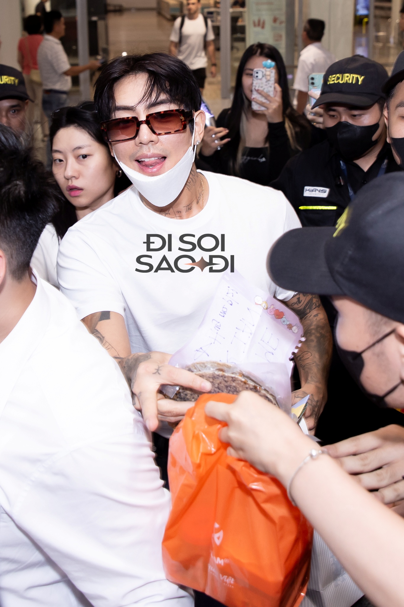 k14-6-1755841113197-1755841113469895205000 "Trai đẹp khiến cả sân Mỹ Đình phát cuồng" DPR Ian đội nón lá trở lại Việt Nam, biển fan chào đón "rể Việt" gây choáng! k14 6 1755841113197 1755841113469895205000