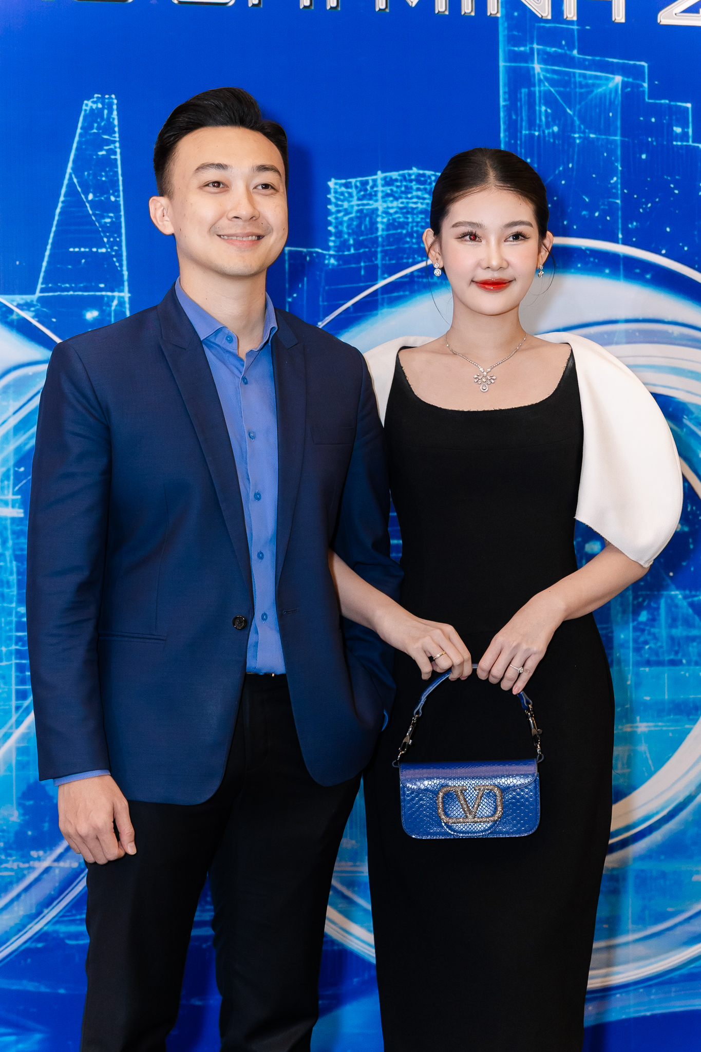 Lý Nhã Kỳ khoe vòng 1