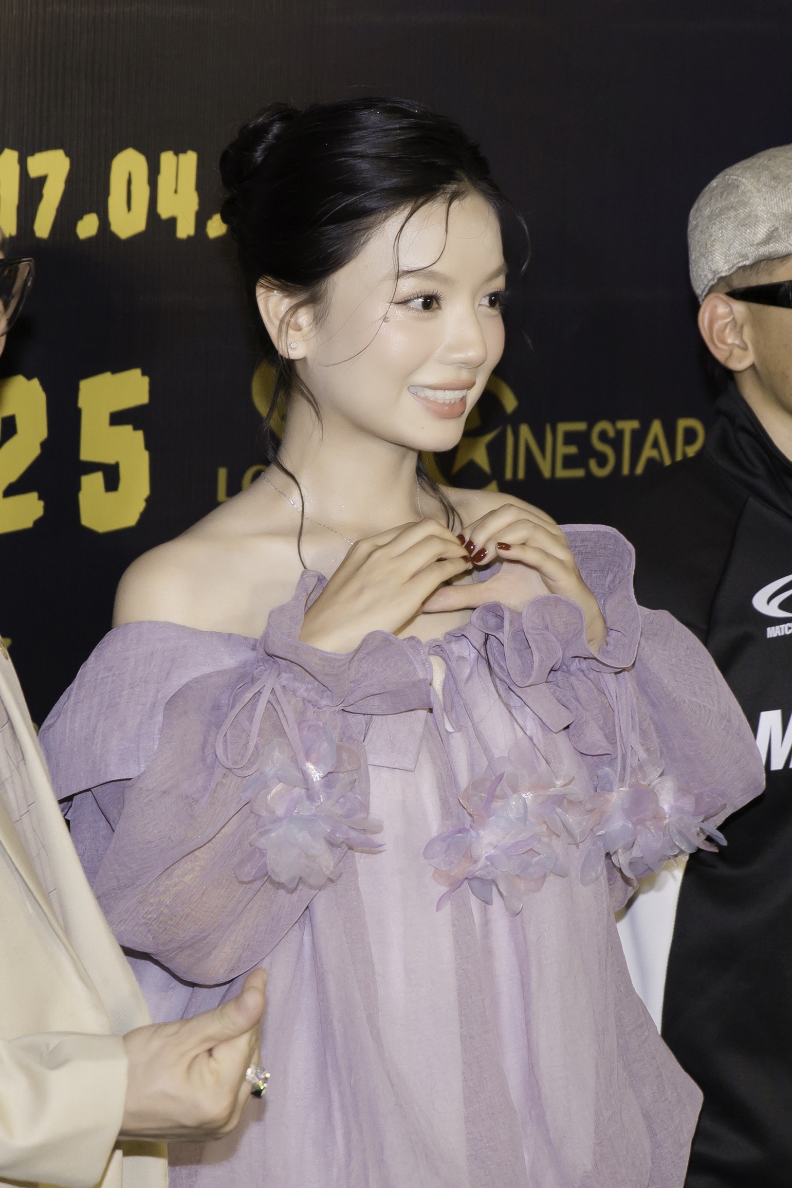 Clip hot: 1 sao nữ Vbiz bỏ chạy khỏi thảm đỏ khiến cả ekip nháo nhào- Ảnh 7. Clip hot: 1 sao nữ Vbiz bỏ chạy khỏi thảm đỏ khiến cả ekip nháo nhào- Ảnh 7.