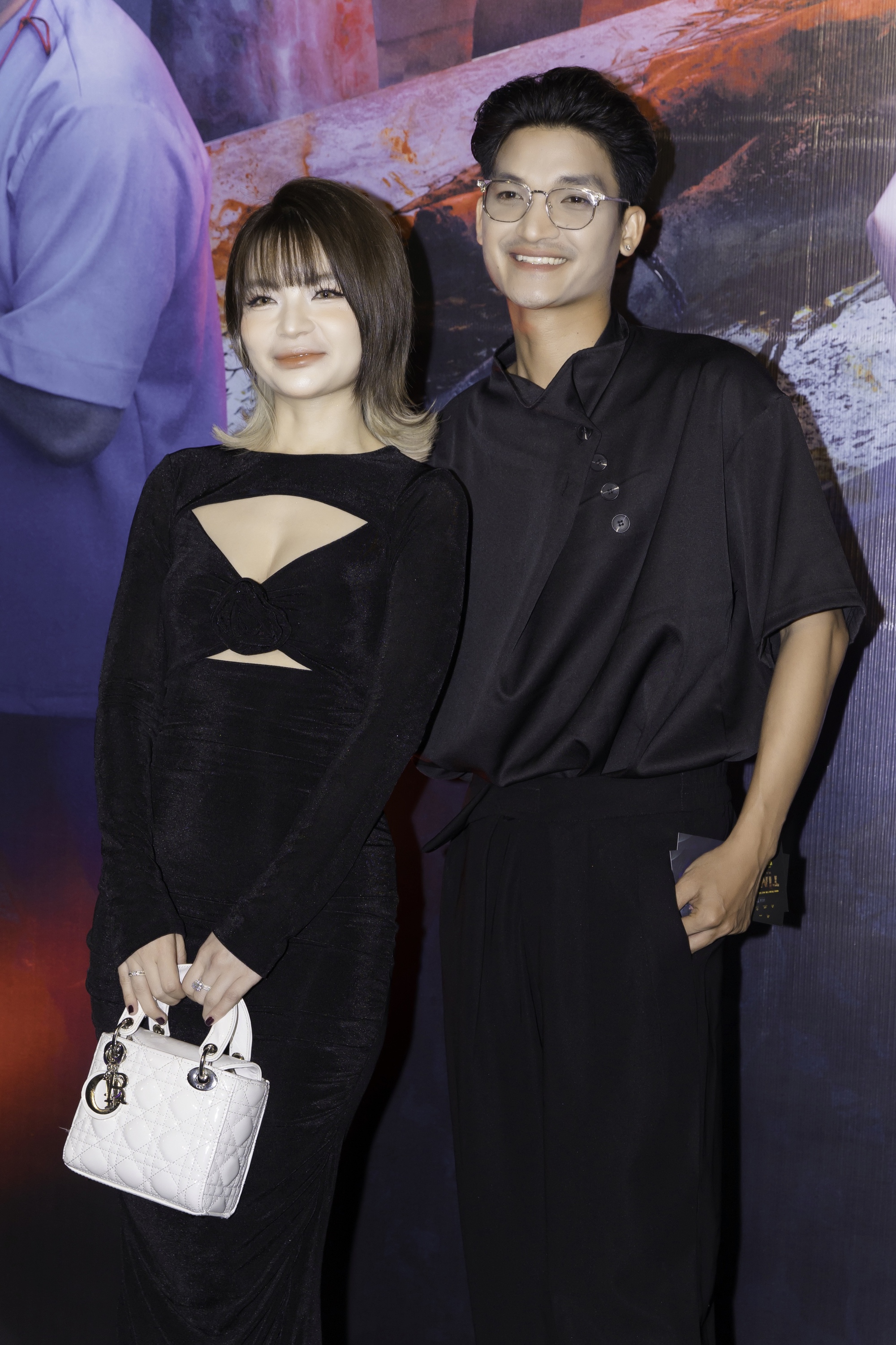 Clip hot: 1 sao nữ Vbiz bỏ chạy khỏi thảm đỏ khiến cả ekip nháo nhào- Ảnh 8. Clip hot: 1 sao nữ Vbiz bỏ chạy khỏi thảm đỏ khiến cả ekip nháo nhào- Ảnh 8.