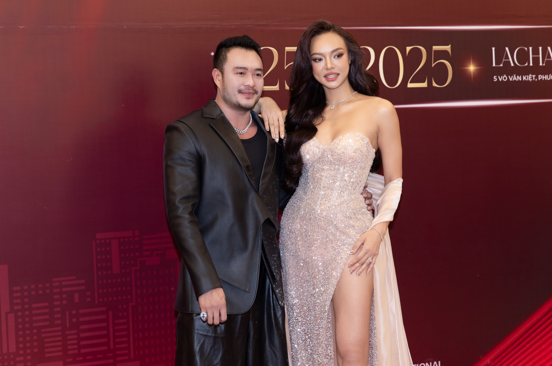 Mai Ngô khoe vòng 1 nóng bỏng, trổ tài Mai Ngô khoe vòng 1 nóng bỏng, trổ tài