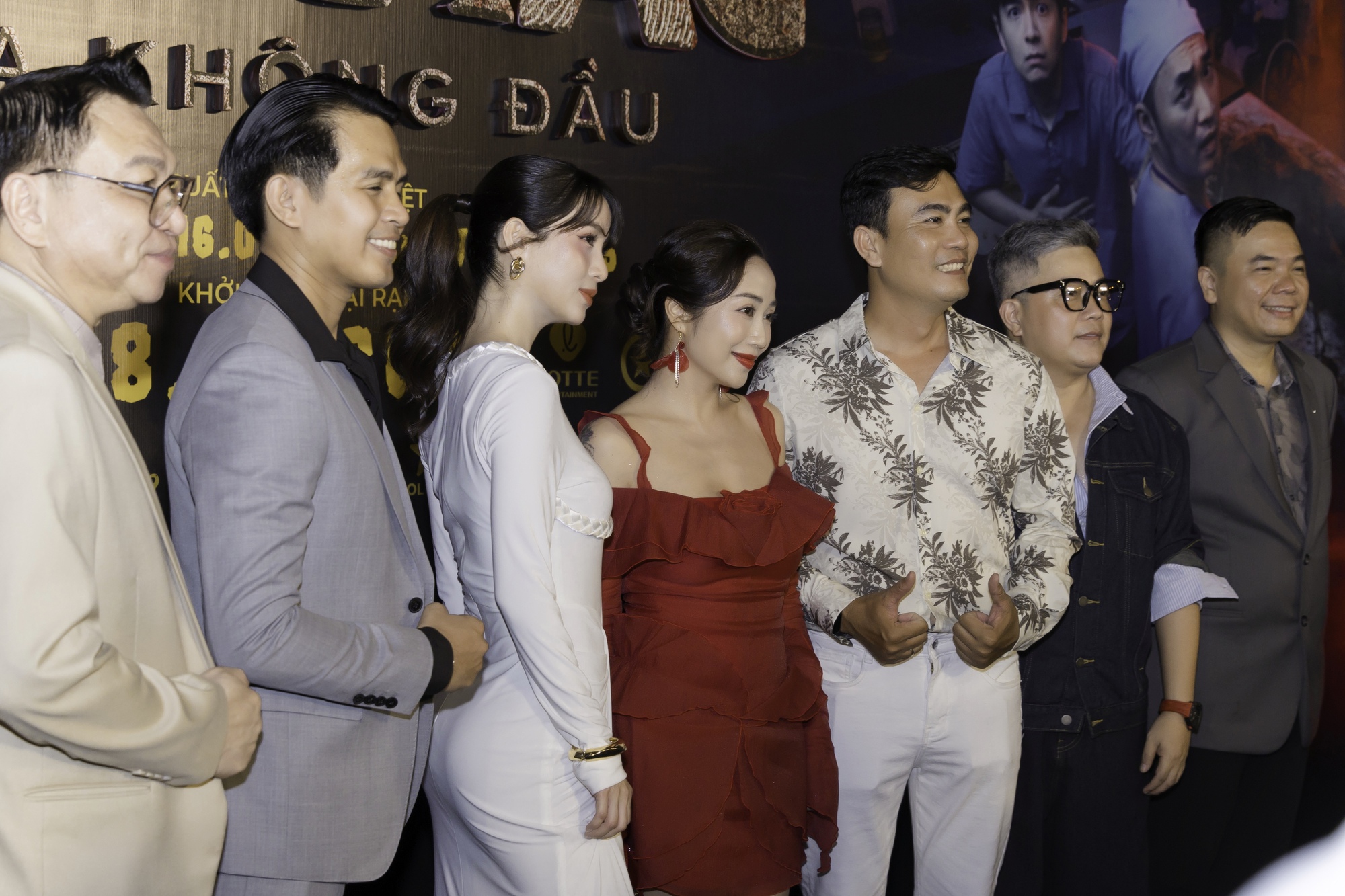 Clip hot: 1 sao nữ Vbiz bỏ chạy khỏi thảm đỏ khiến cả ekip nháo nhào- Ảnh 11. Clip hot: 1 sao nữ Vbiz bỏ chạy khỏi thảm đỏ khiến cả ekip nháo nhào- Ảnh 11.