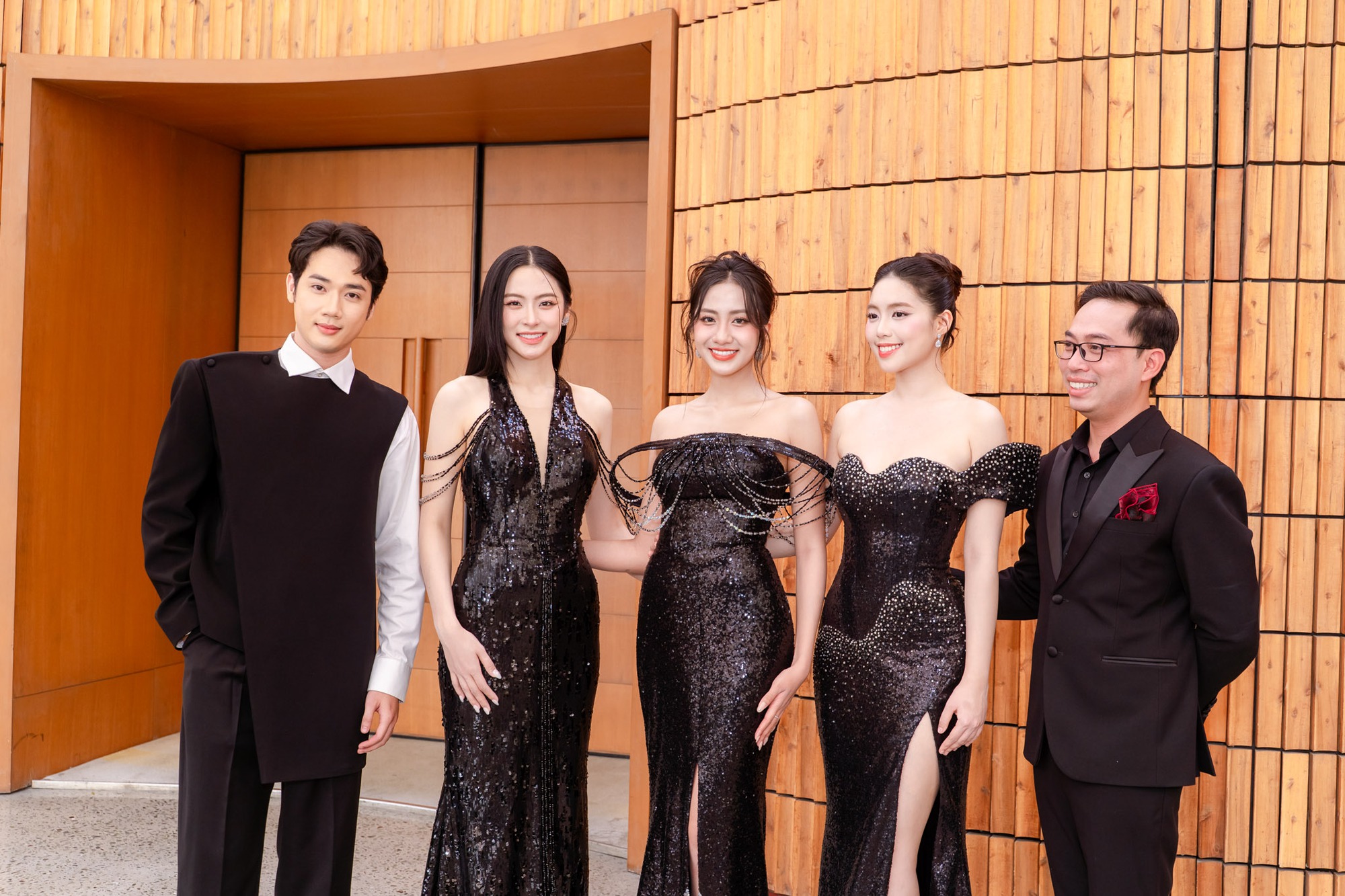 Thảm đỏ hot nhất ngày: Top 3 Hoa hậu Việt Nam bỏ về như