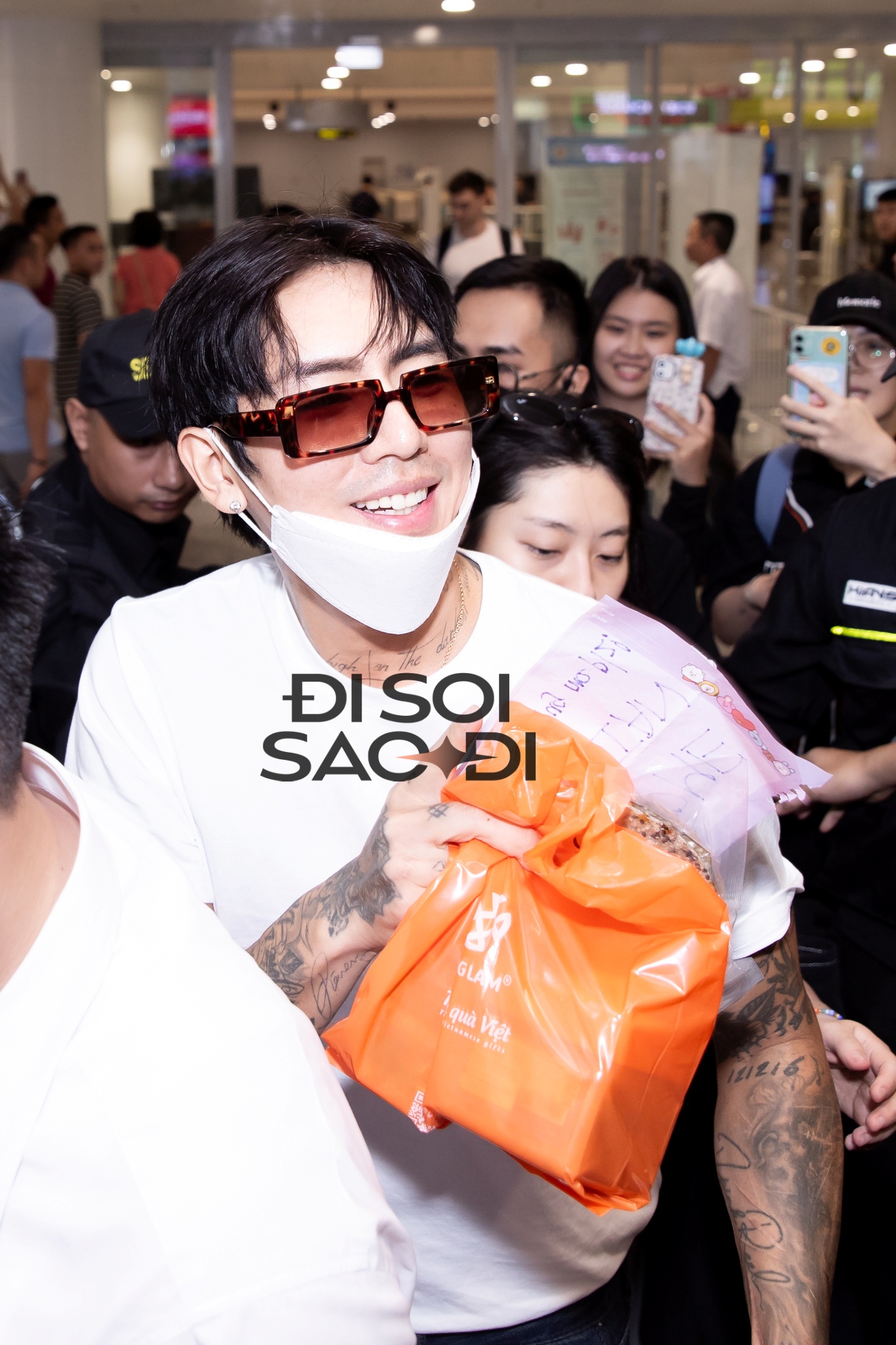 k14-9-1755841114763-17558411150331035155862 "Trai đẹp khiến cả sân Mỹ Đình phát cuồng" DPR Ian đội nón lá trở lại Việt Nam, biển fan chào đón "rể Việt" gây choáng! k14 9 1755841114763 17558411150331035155862