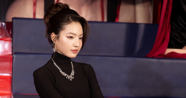 Vbiz có 1 mỹ nhân cứ xuất hiện là biến thảm đỏ thành kiệt tác, đẹp sang quá thể nhìn lóa cả mắt k14 9 5 1761660581410 1761660581961448906696 86 0 801 1365 crop 176166068896816830876jpg